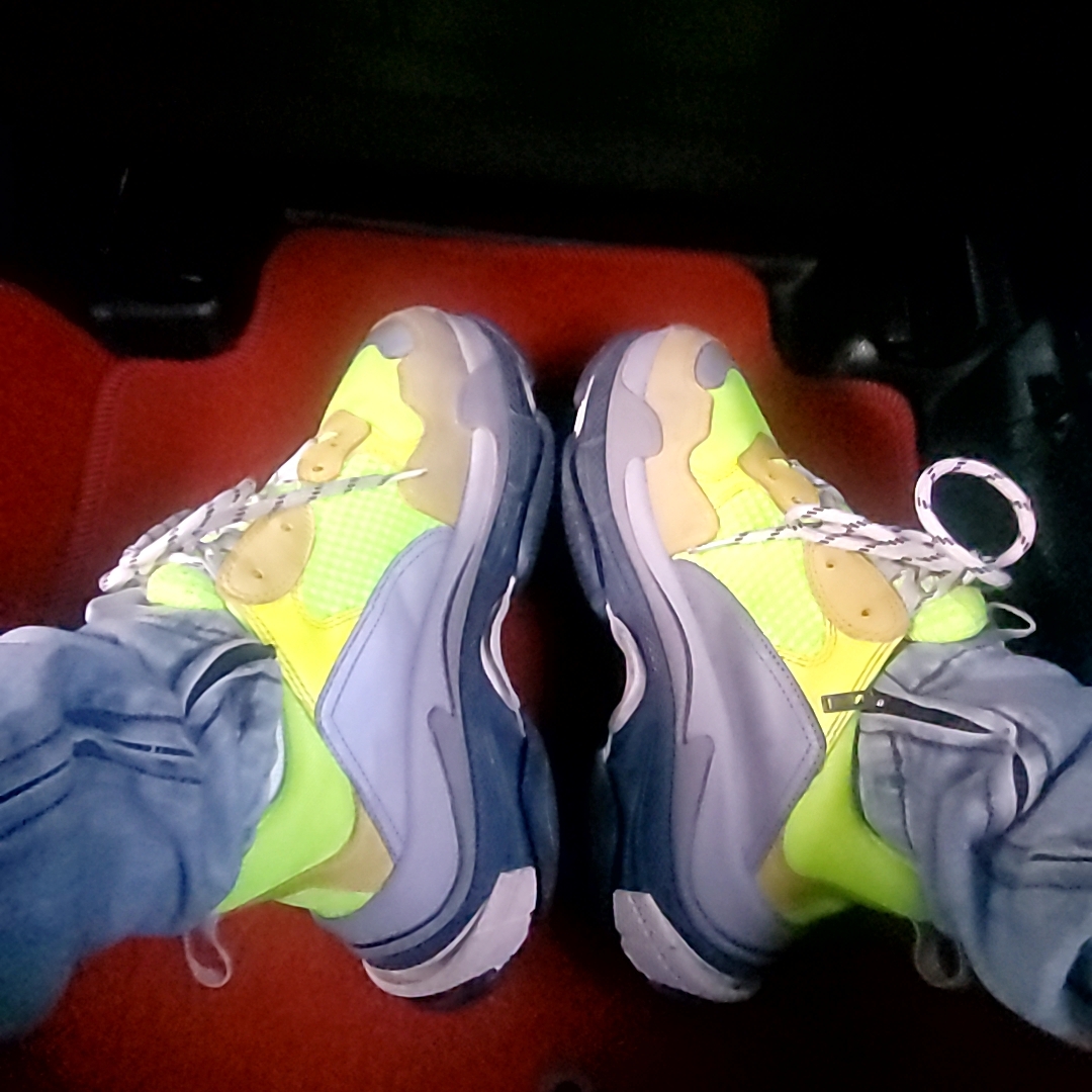 Balenciaga Triple S Trainer Neon Yellow 2018 착용 스타일