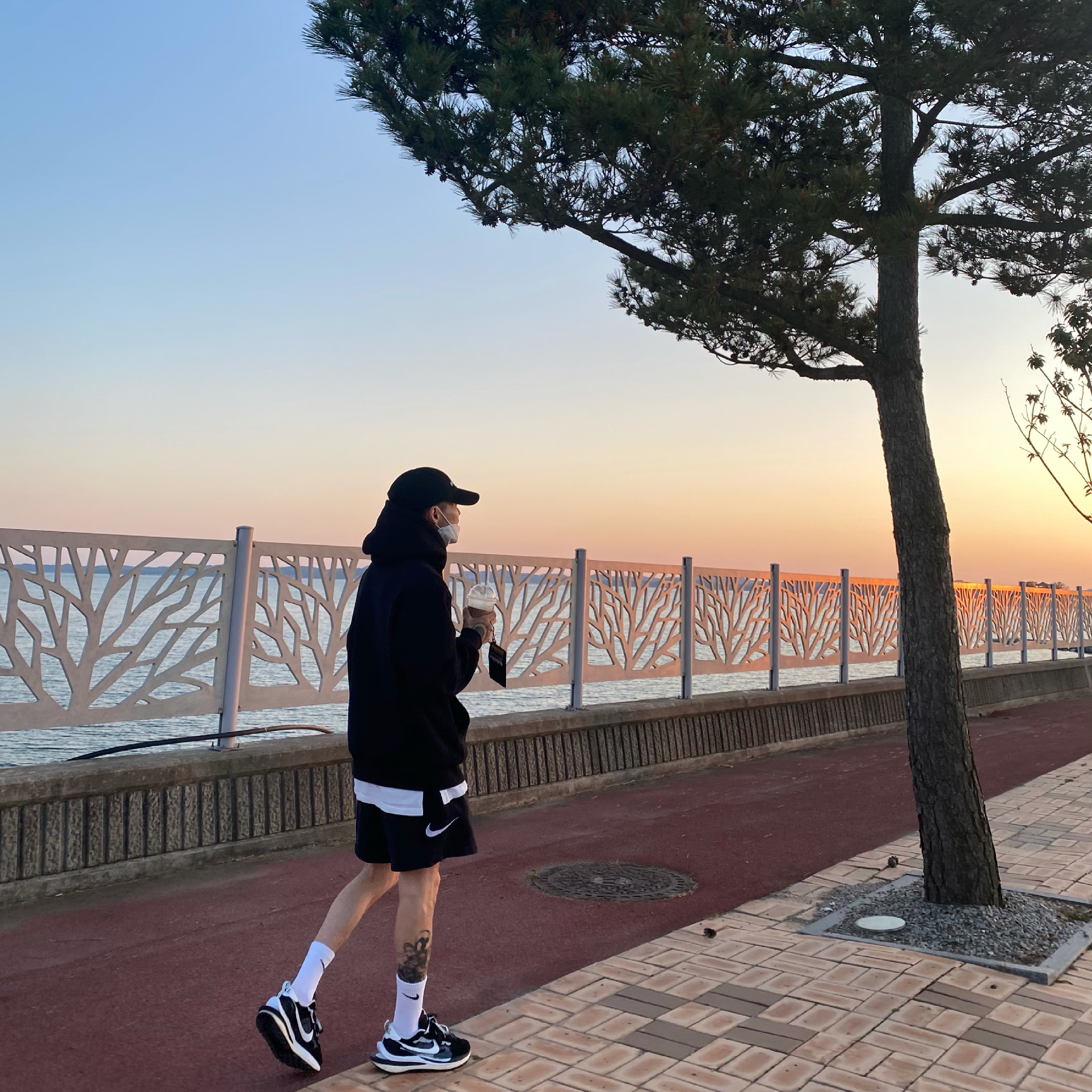 Nike x Sacai VaporWaffle Black White, Supreme Cross Box Logo Hooded Sweatshirt Black - 20FW 착용 스타일