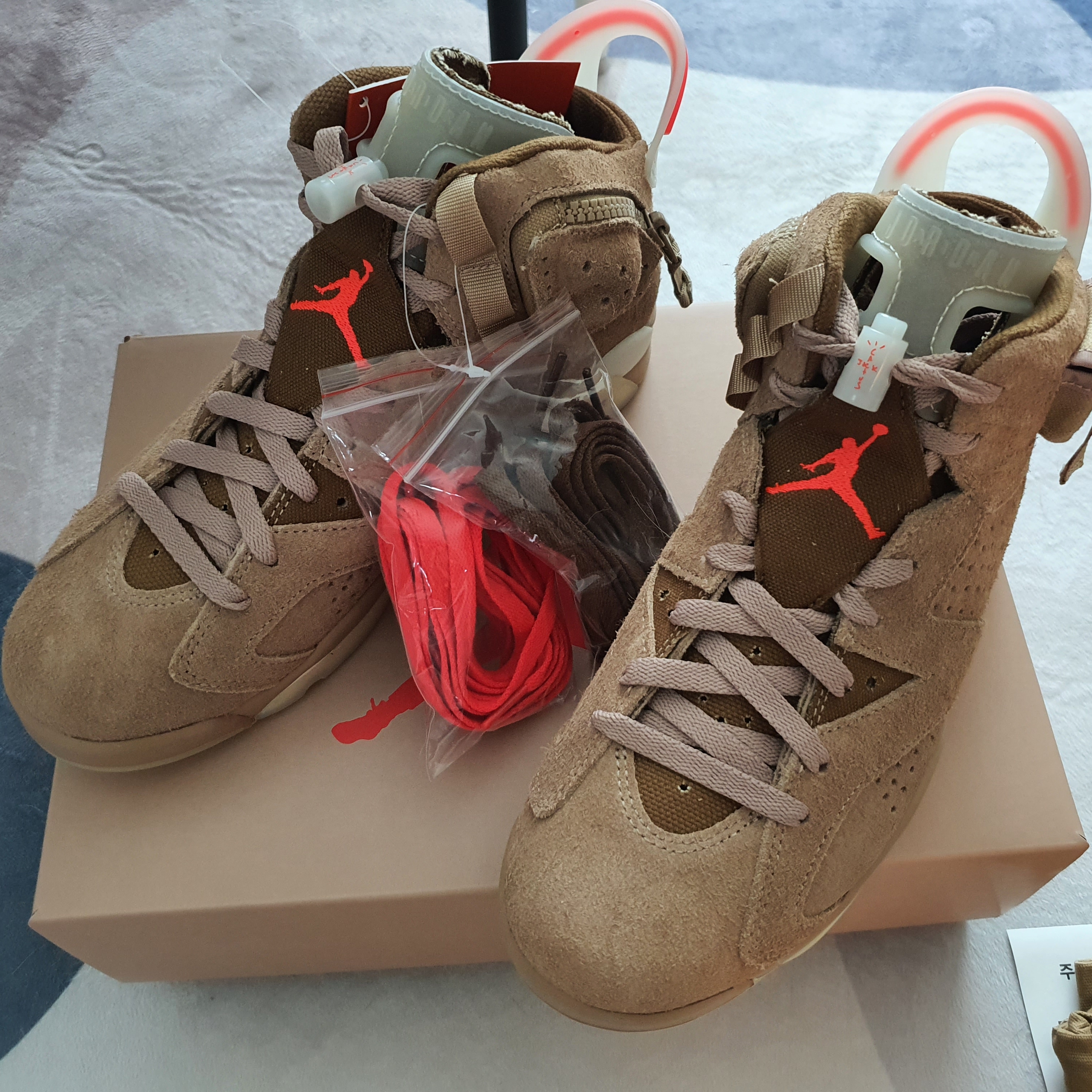 Jordan 6 x Travis Scott Retro SP British Khaki 착용 스타일 - 1