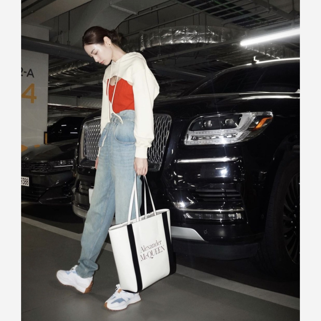 (W) New Balance x Levi's 327 Blue - Levi's Tag 착용 스타일 - 2