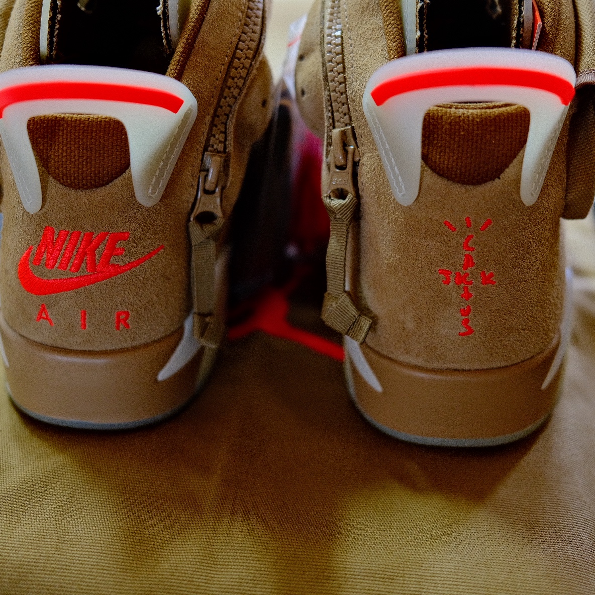 Nike Air Force 1 '07 LV8 Timeless Classic, Jordan 6 x Travis Scott Retro SP British Khaki 착용 스타일 - 3
