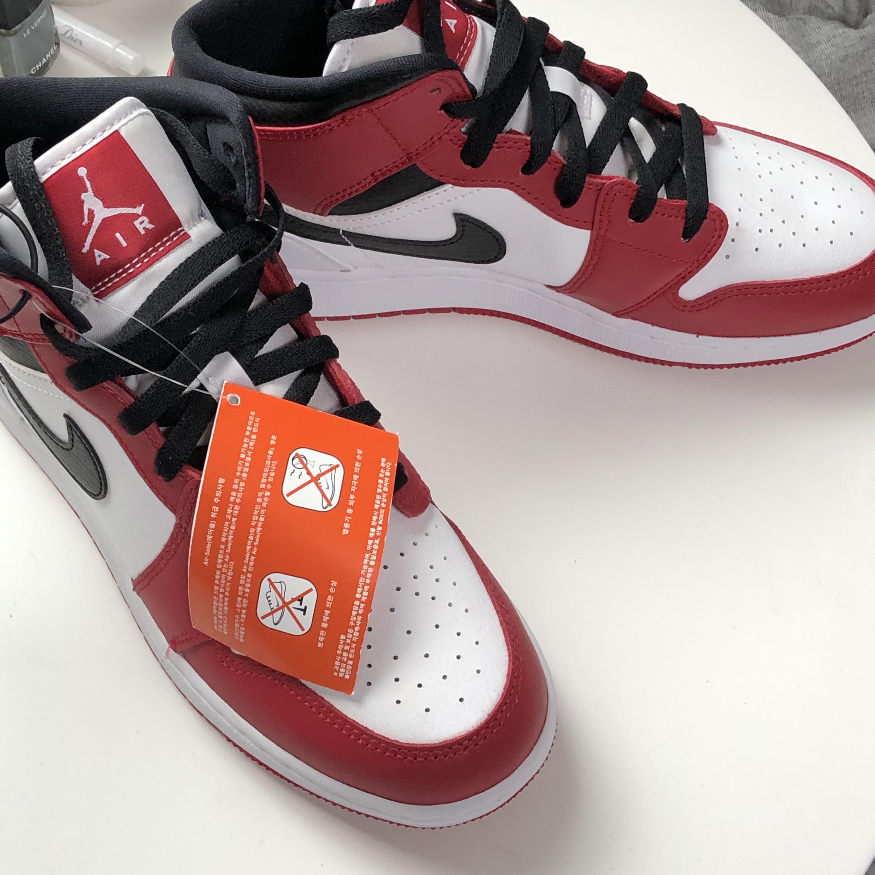 (GS) Jordan 1 Mid White Gym Red Black, Jordan 1 Mid Chicago 2020 착용 스타일