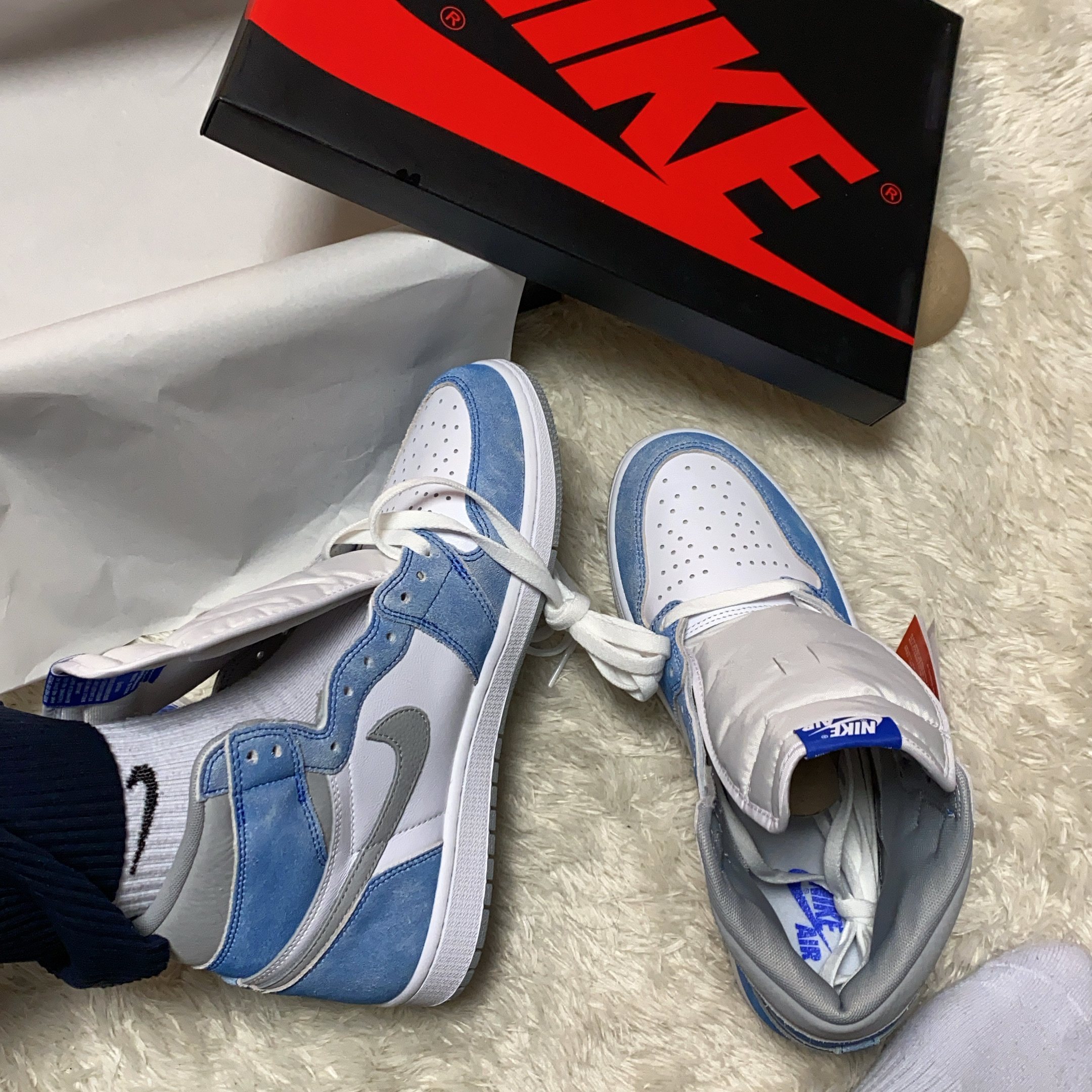 Jordan 1 Retro High OG Hyper Royal 착용 스타일