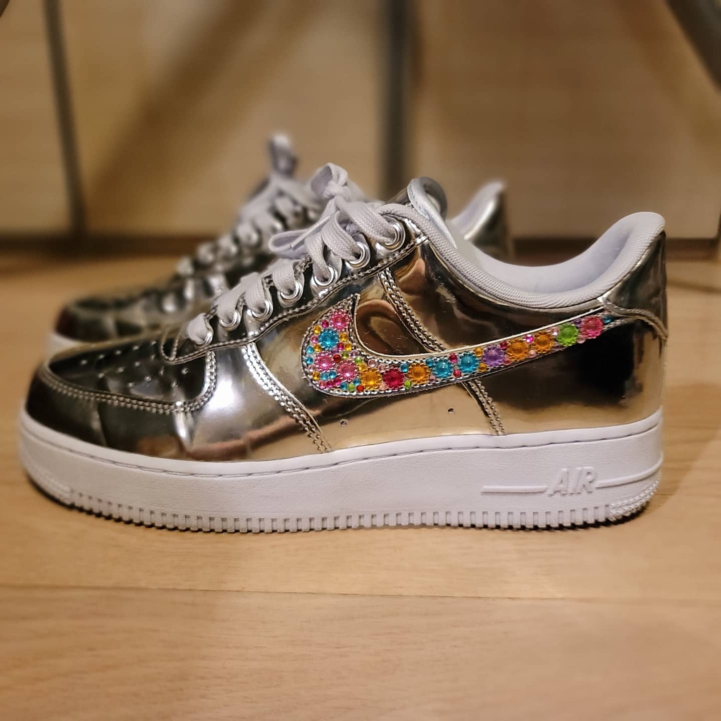 (W) Nike Air Force 1 Low Metallic Chrome 착용 스타일 - 1