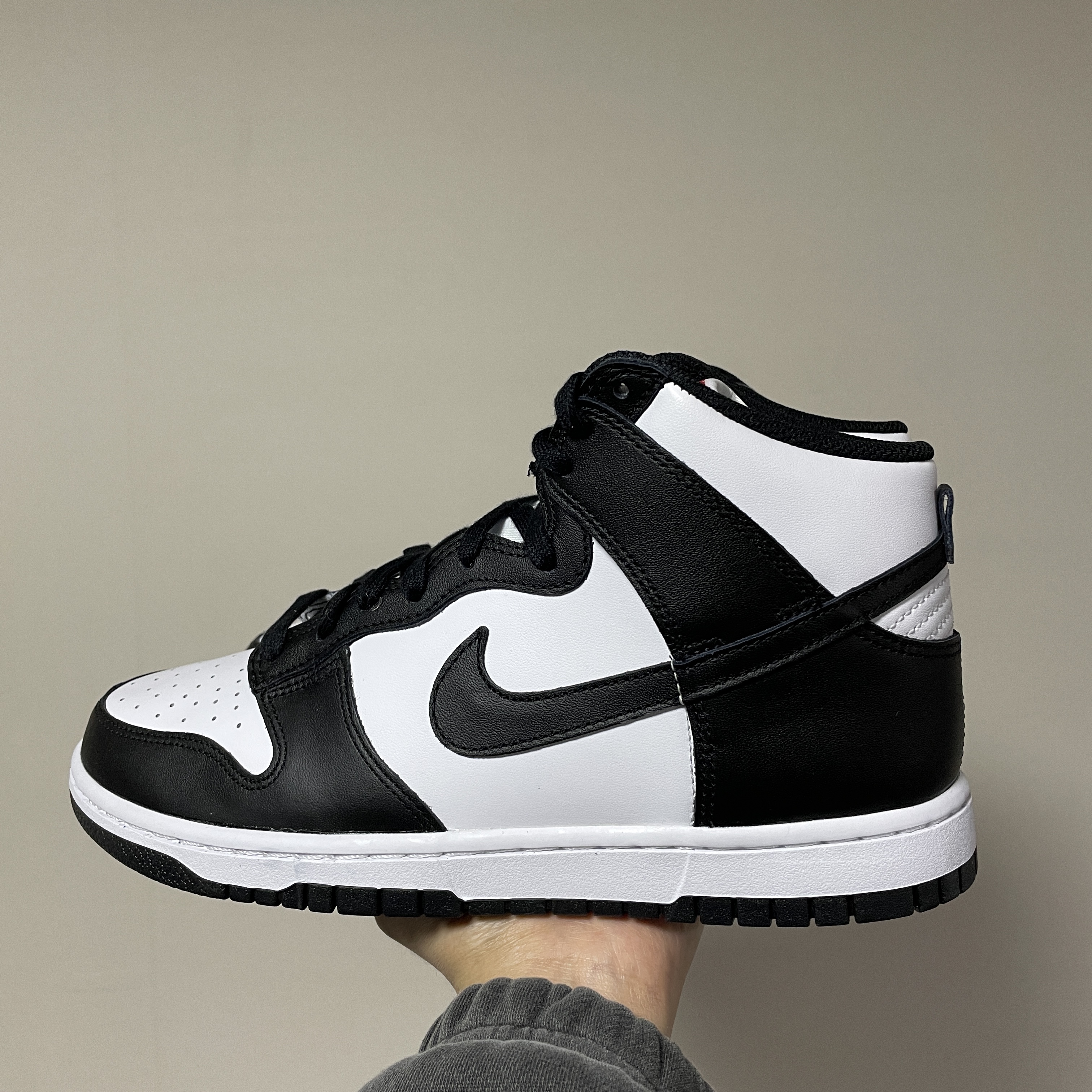 Nike Dunk High Retro Black and White 착용 스타일