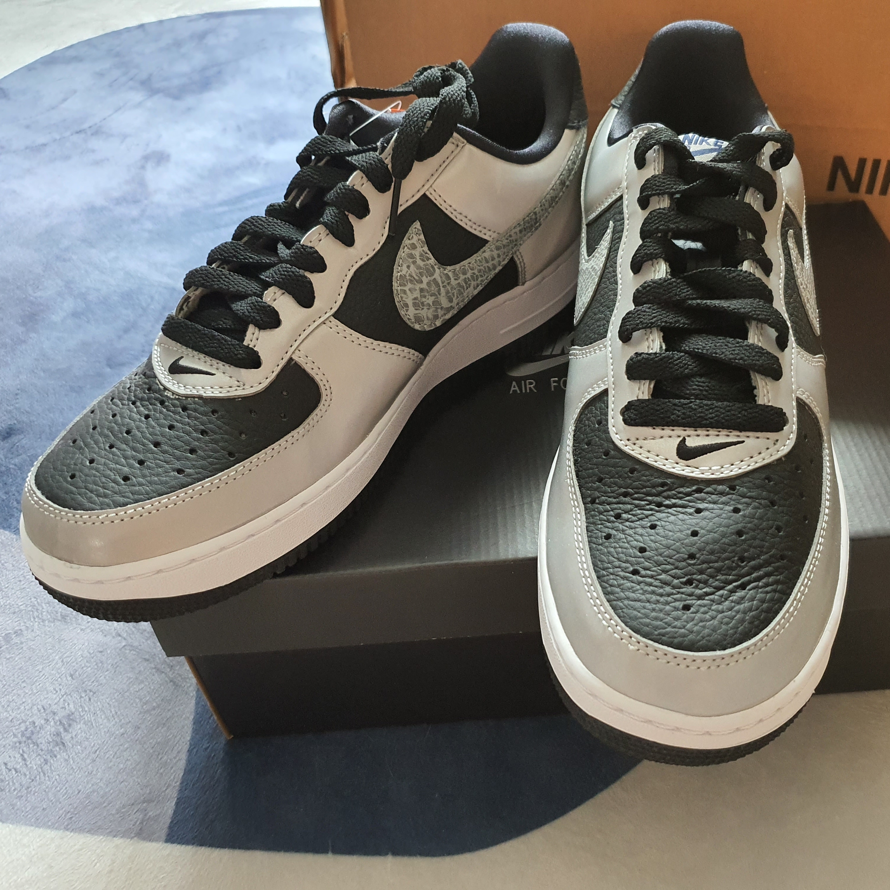 Nike Air Force 1 B Silver Snake 착용 스타일 - 3