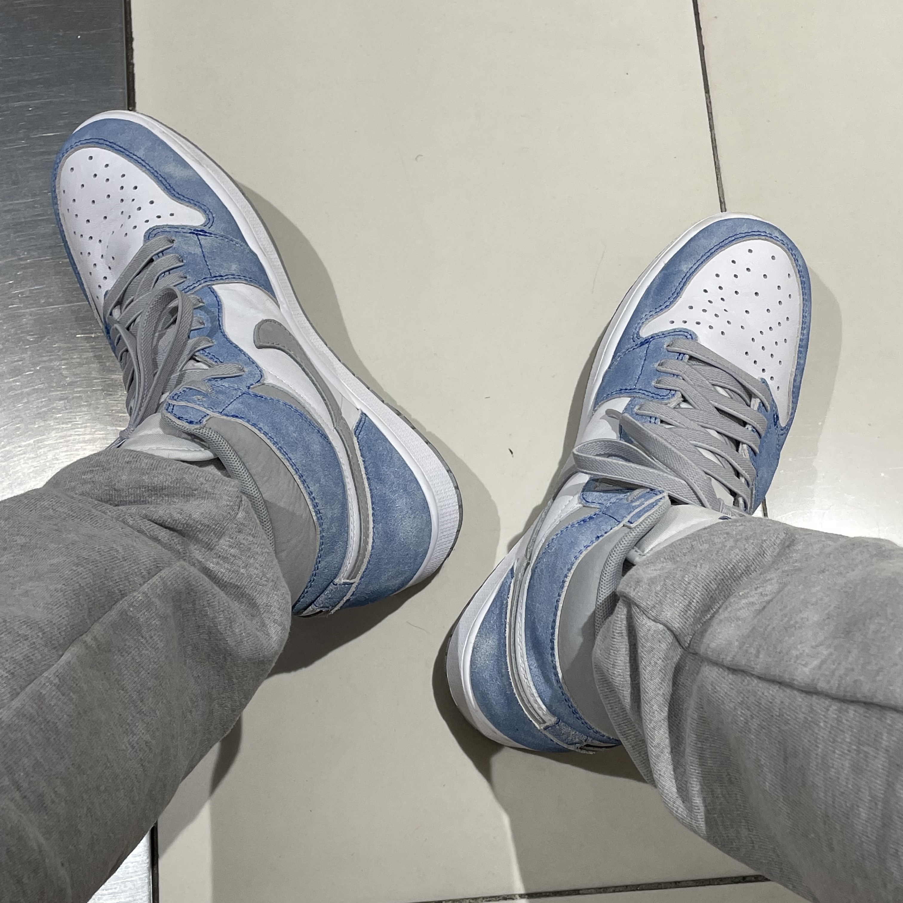 Jordan 1 Retro High OG Hyper Royal 착용 스타일 - 2