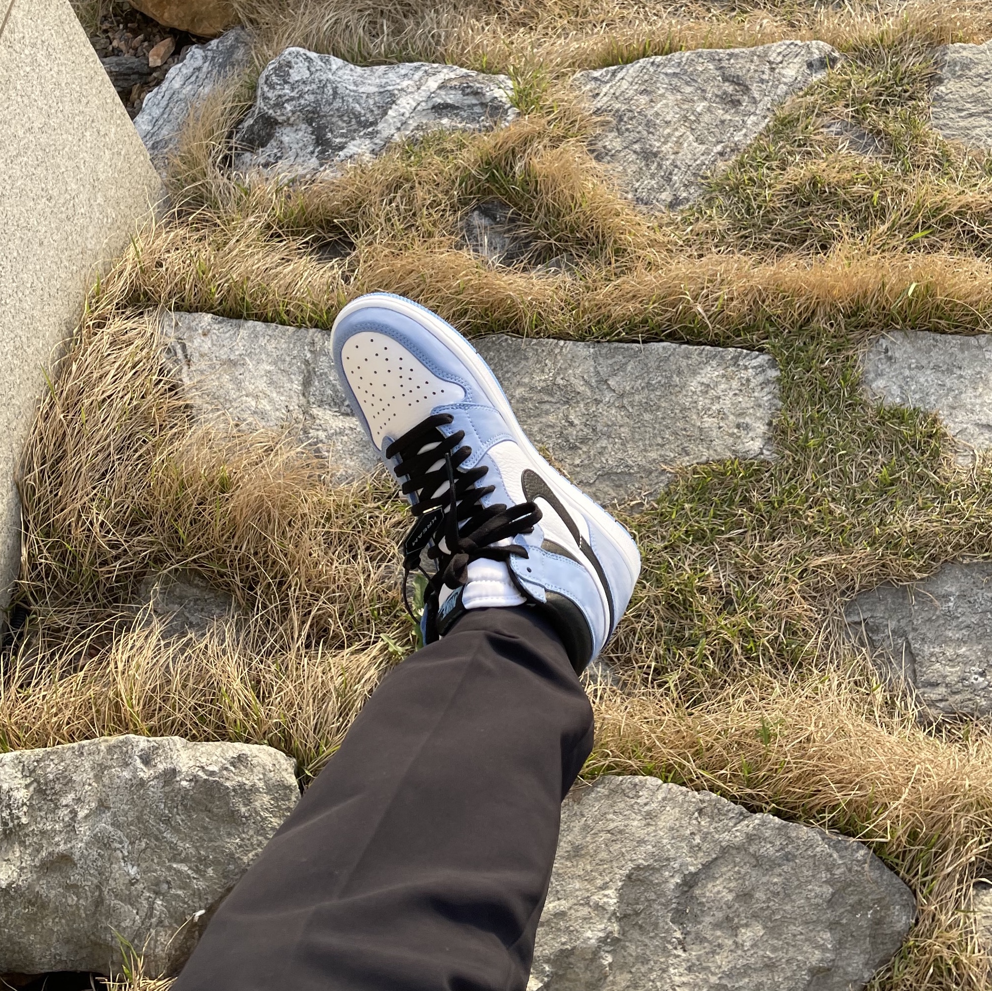 Jordan 1 Retro High OG University Blue 착용 스타일 - 2