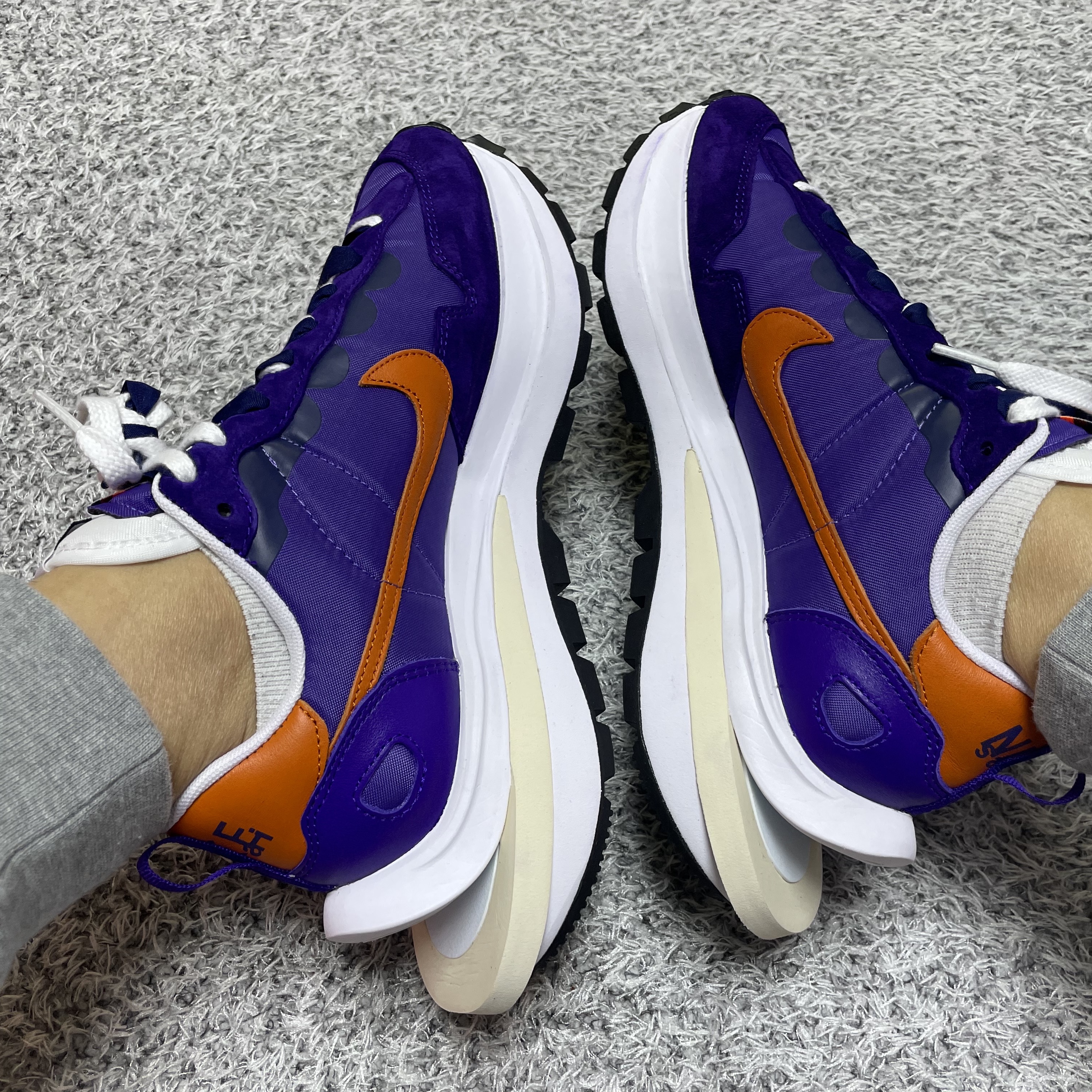 Nike x Sacai VaporWaffle Dark Iris 착용 스타일 - 2