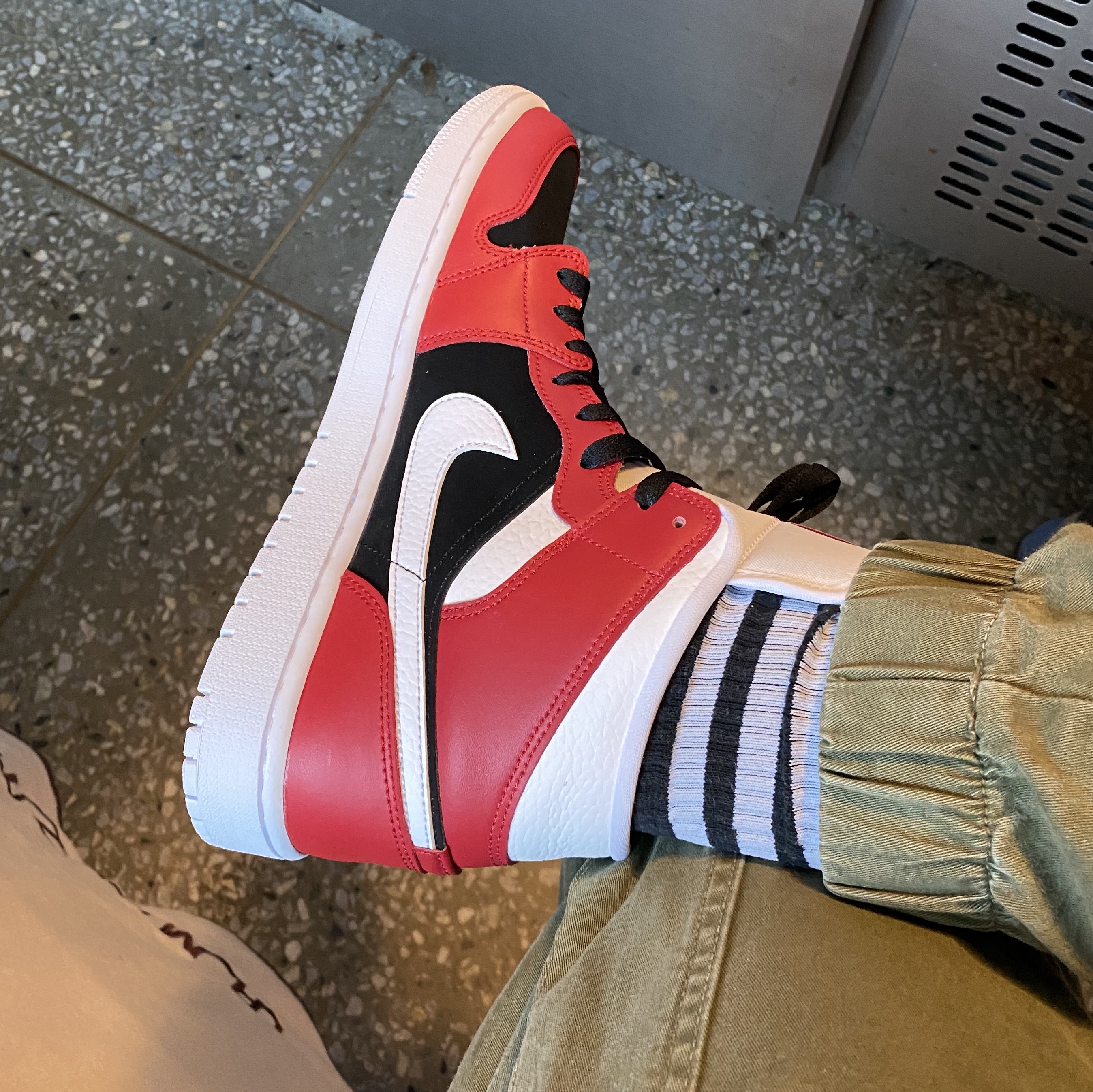 (W) Jordan 1 Mid Gym Red Black 착용 스타일