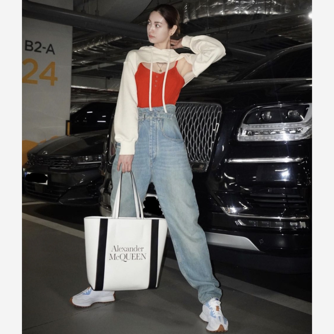 (W) New Balance x Levi's 327 Blue - Levi's Tag 착용 스타일 - 3
