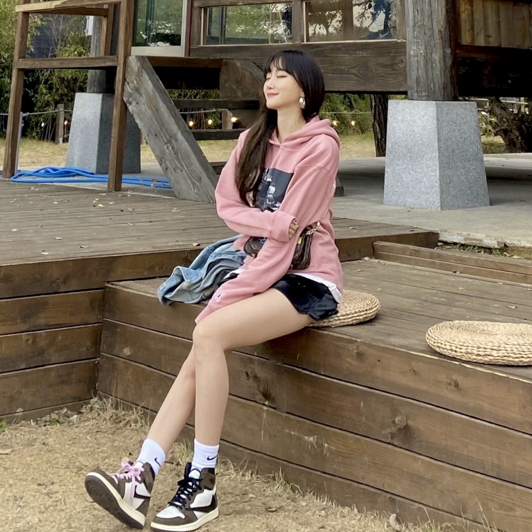 Jordan 1 x Travis Scott Retro High OG SP Mocha, Jordan x Union Flying High Hooded Sweatshirt Rust Pink 착용 스타일 - 2