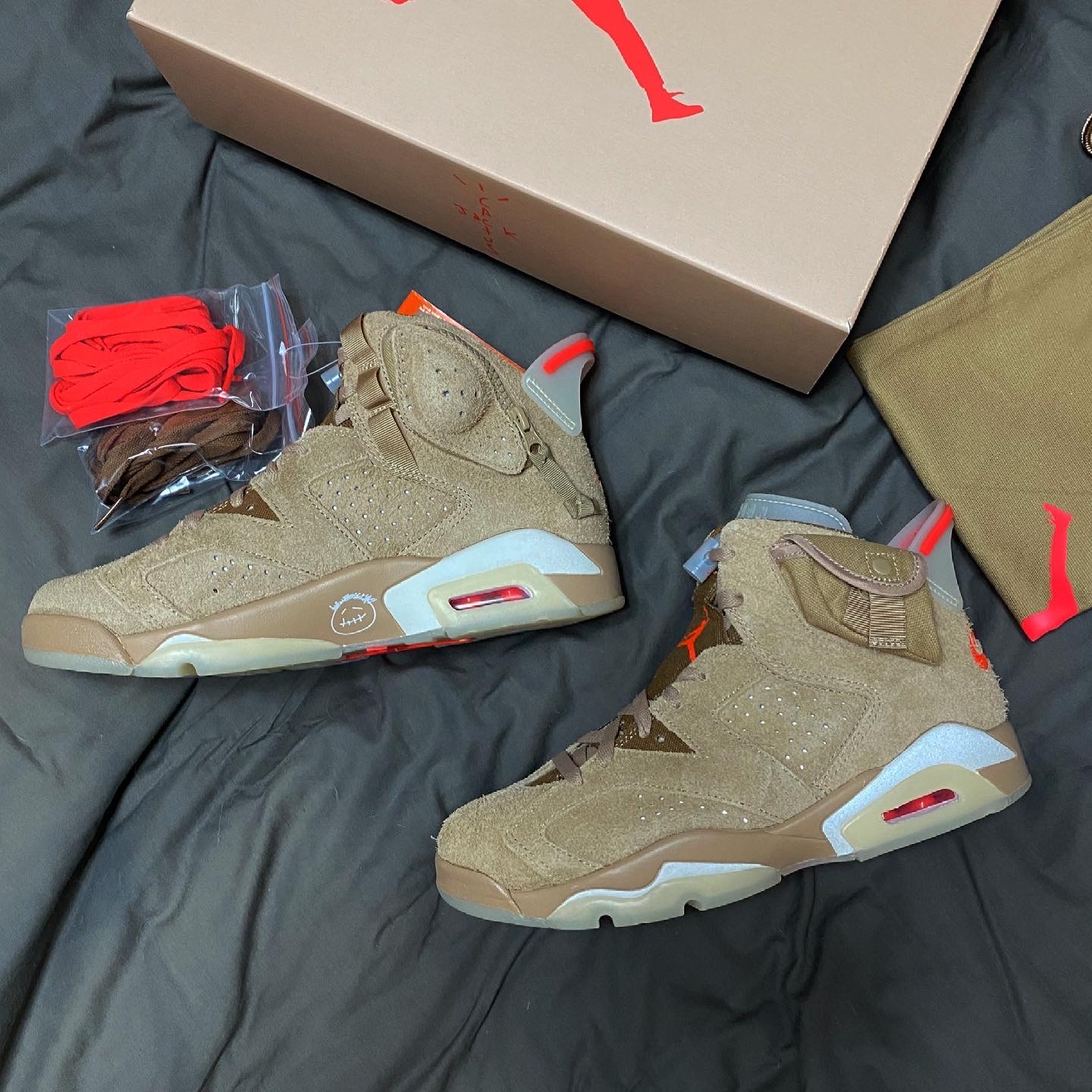 Jordan 6 x Travis Scott Retro SP British Khaki 착용 스타일 - 1