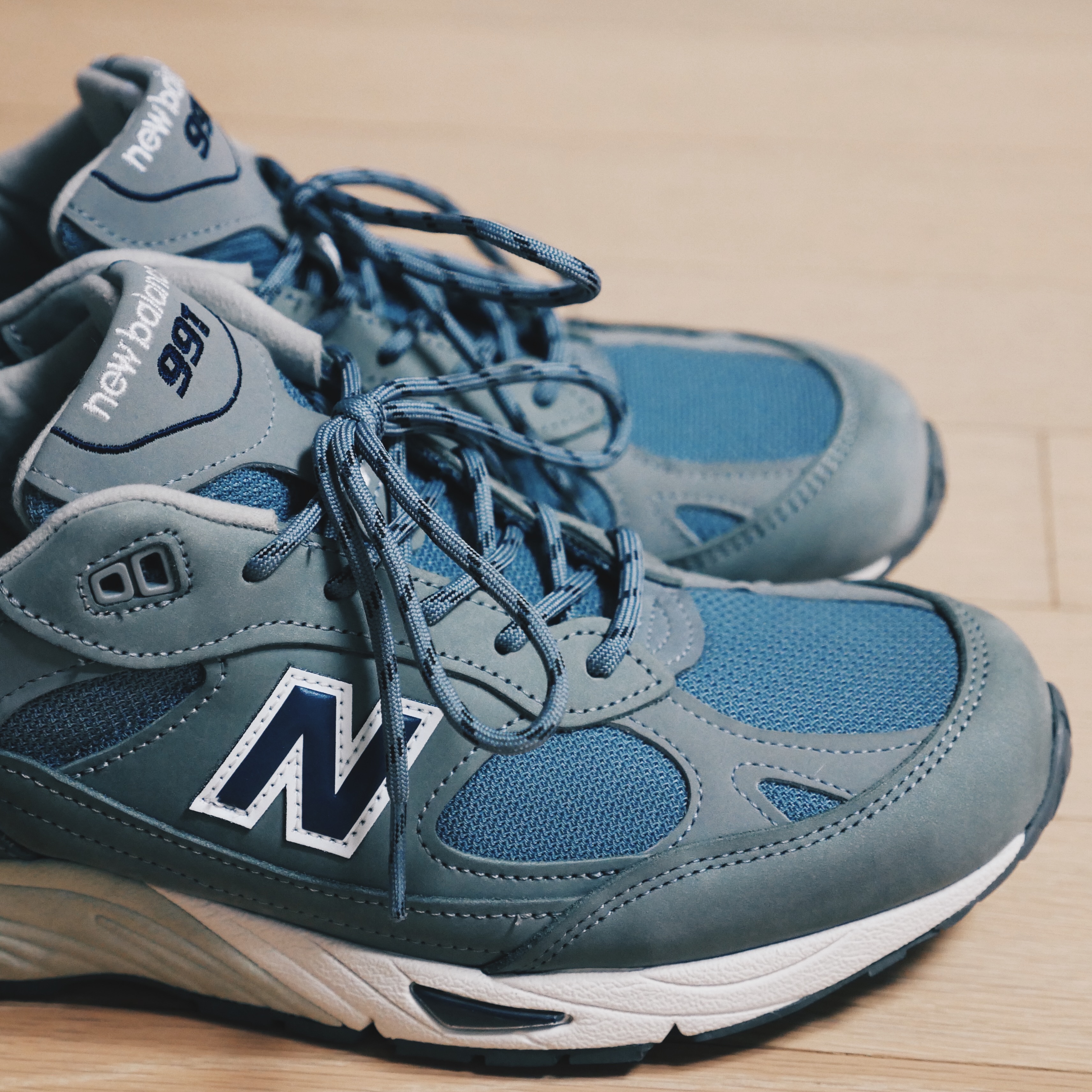 New Balance 991 Made in UK Grey Navy 착용 스타일 - 2