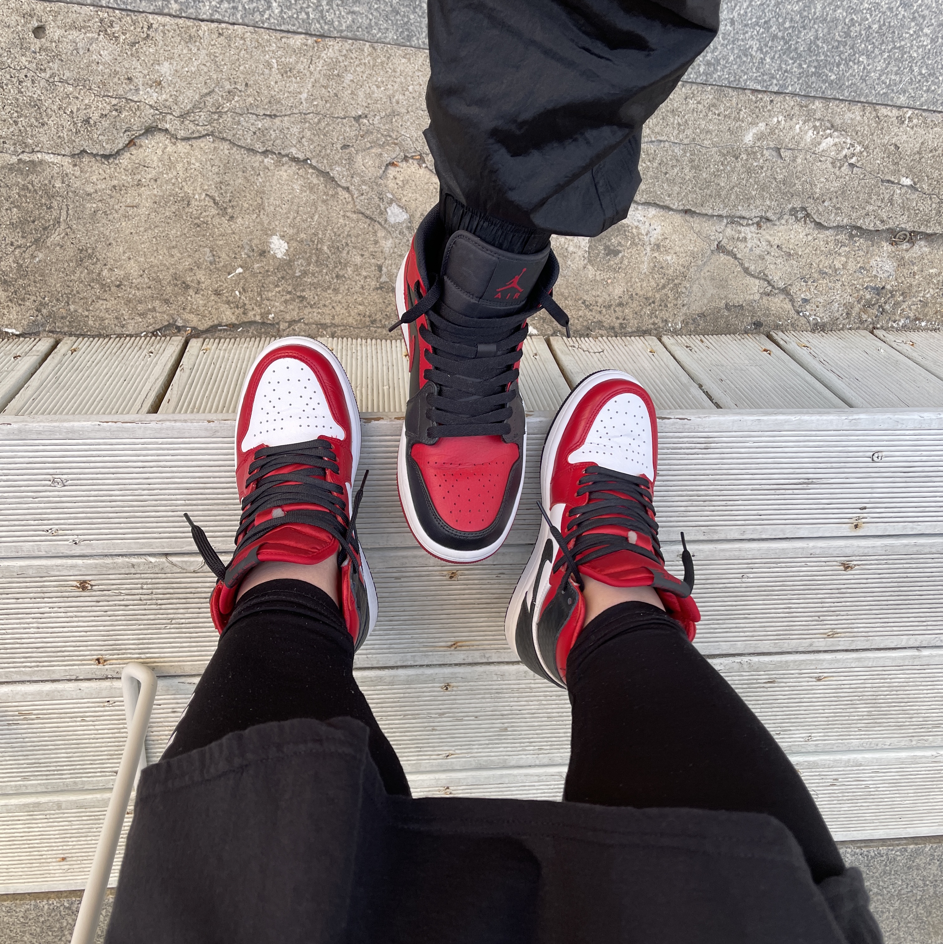Jordan 1 Mid Bred Banned 2020, (W) Jordan 1 Retro High Satin Red 착용 스타일 - 2