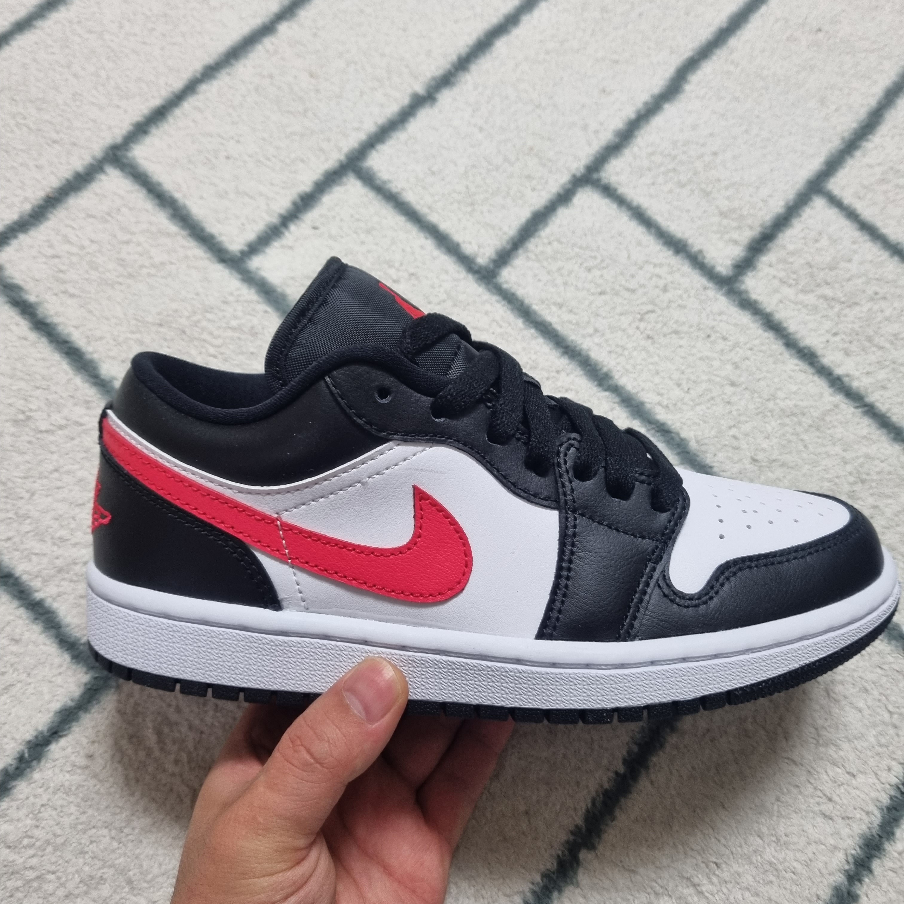 (W) Jordan 1 Low Black Siren Red 착용 스타일 - 2