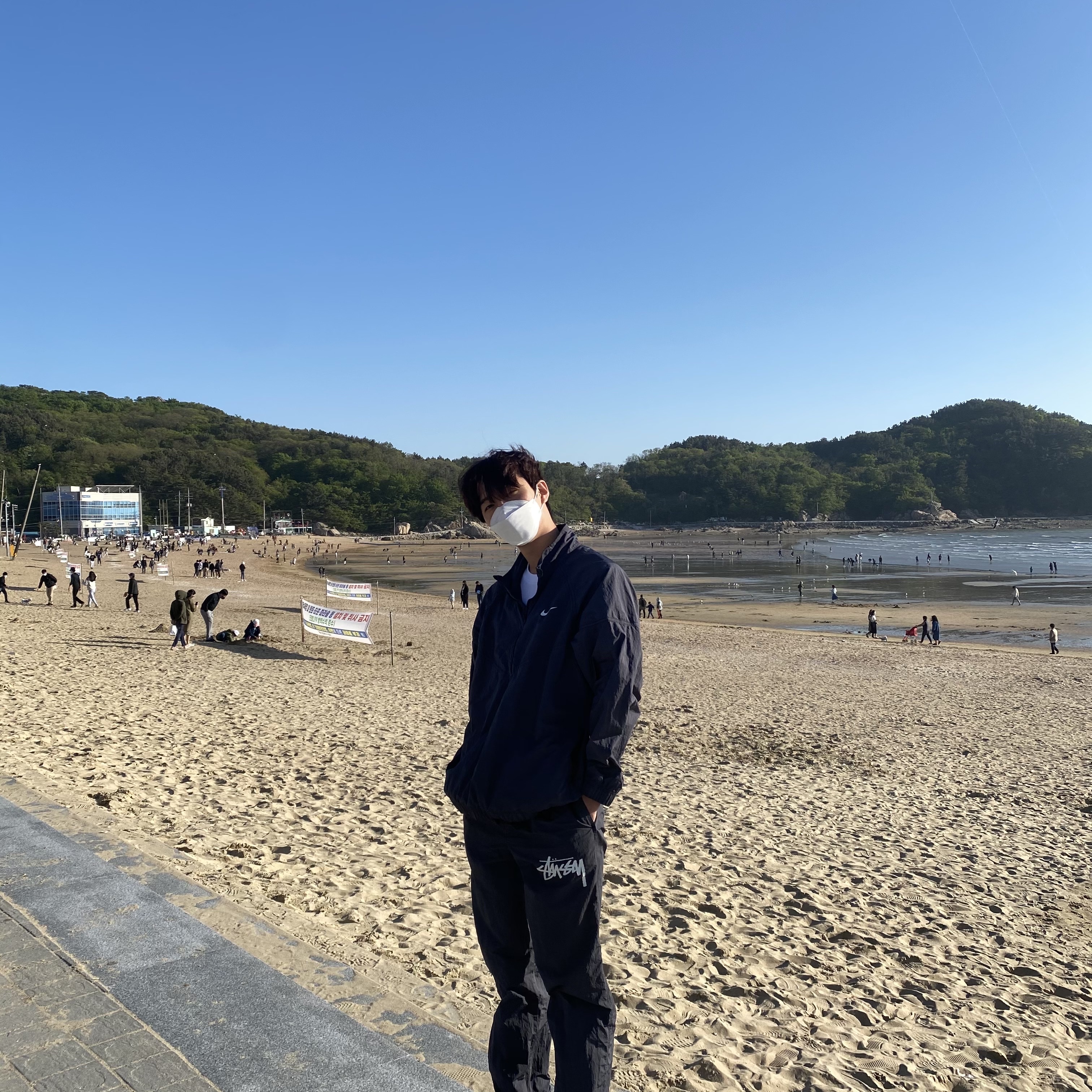 Nike x Stussy Windrunner Jacket Off Noir, Nike x Stussy Beach Pants Off Noir 착용 스타일
