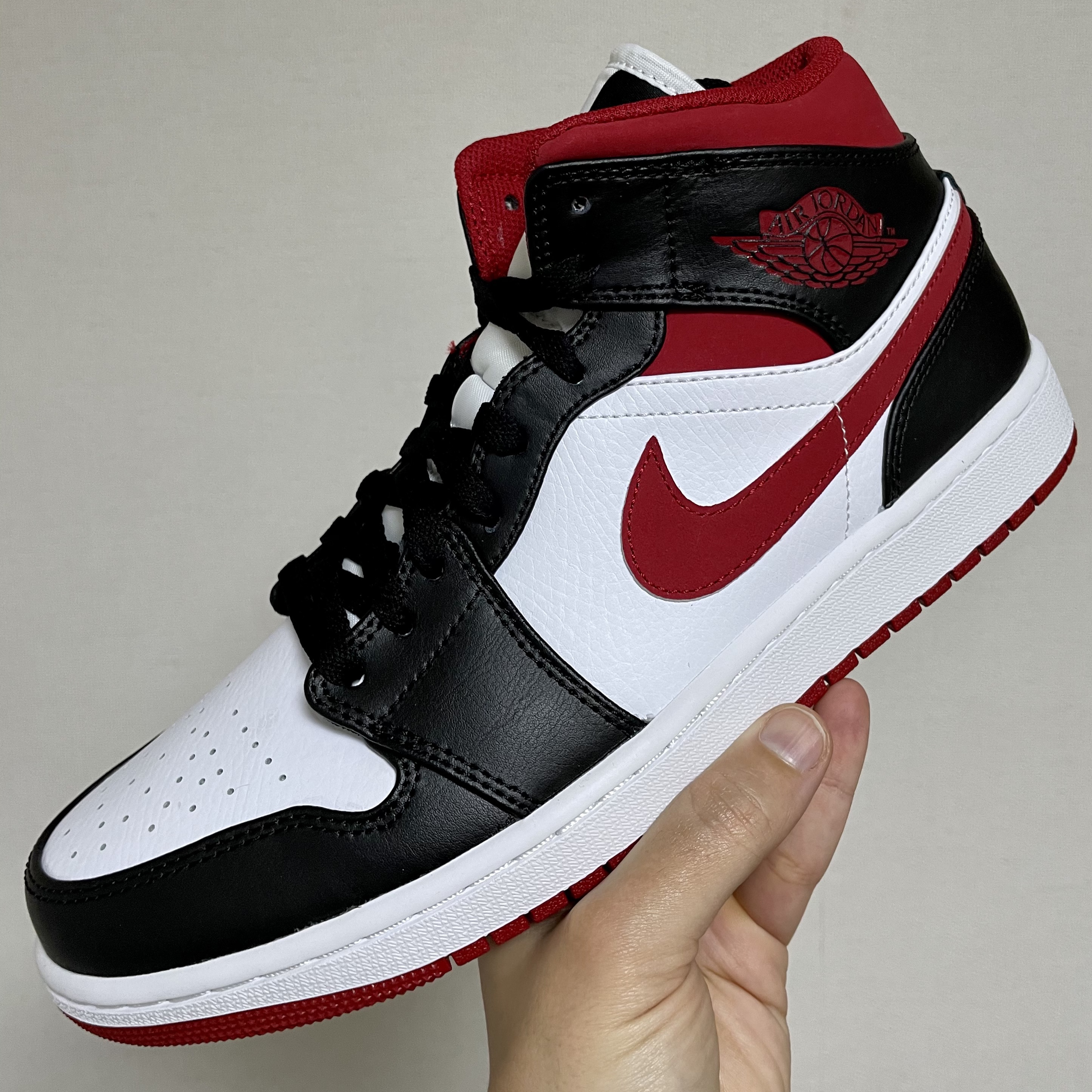 Jordan 1 Mid Gym Red Black White 착용 스타일 - 1
