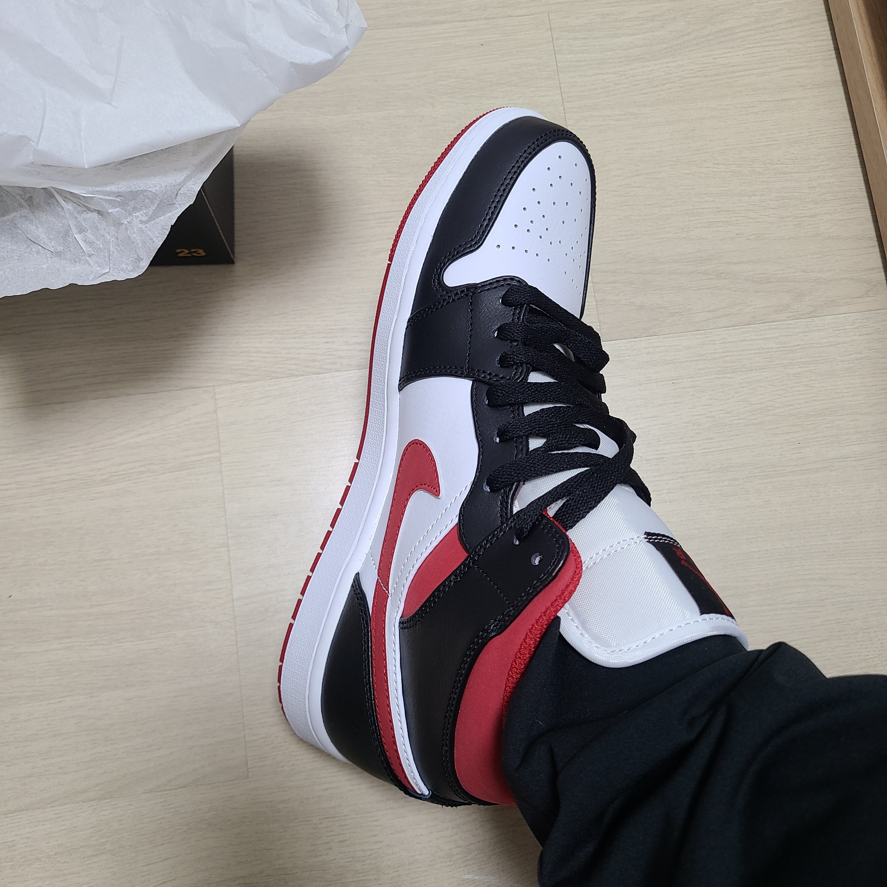 Jordan 1 Mid Gym Red Black White 착용 스타일 - 1