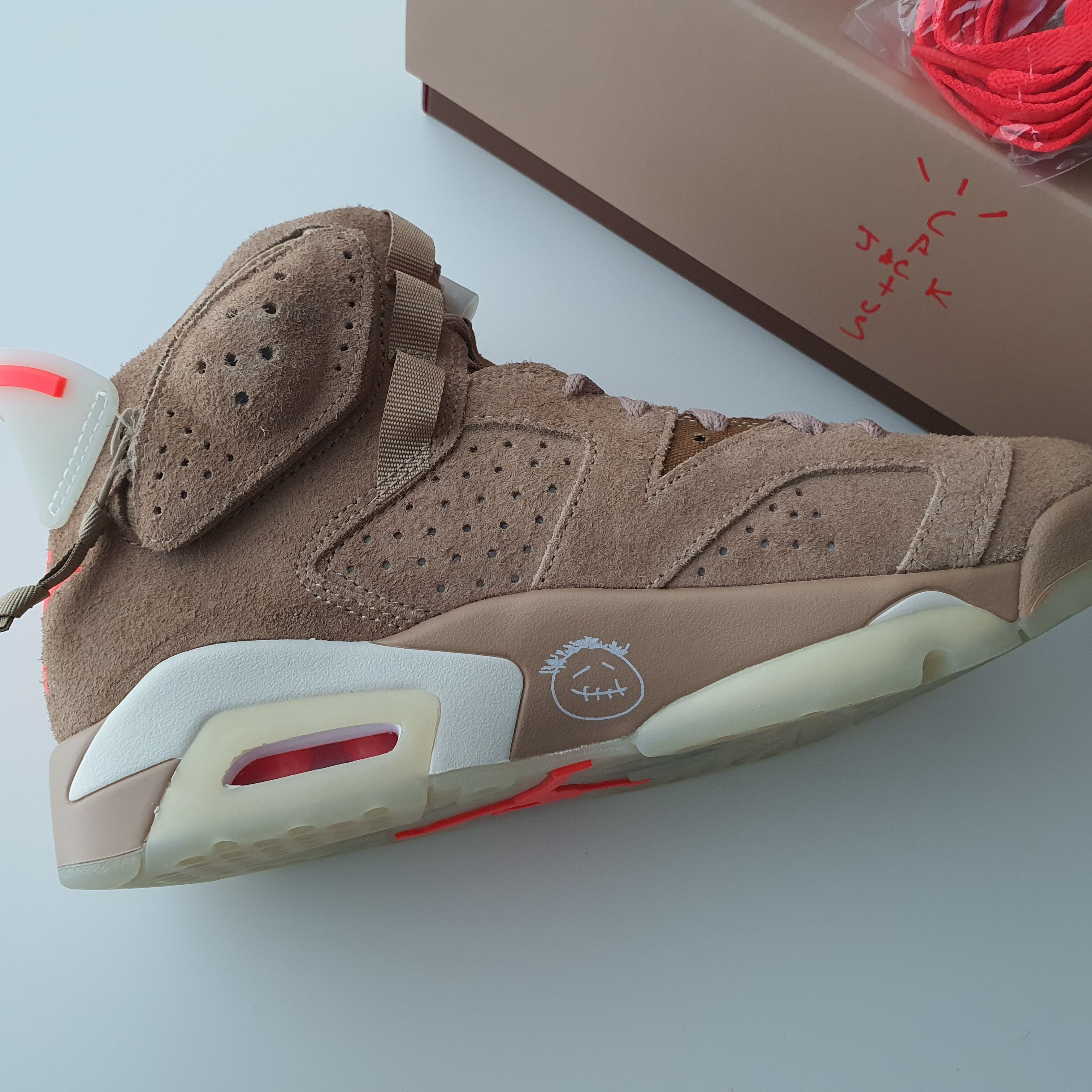 Jordan 6 x Travis Scott Retro SP British Khaki 착용 스타일 - 3