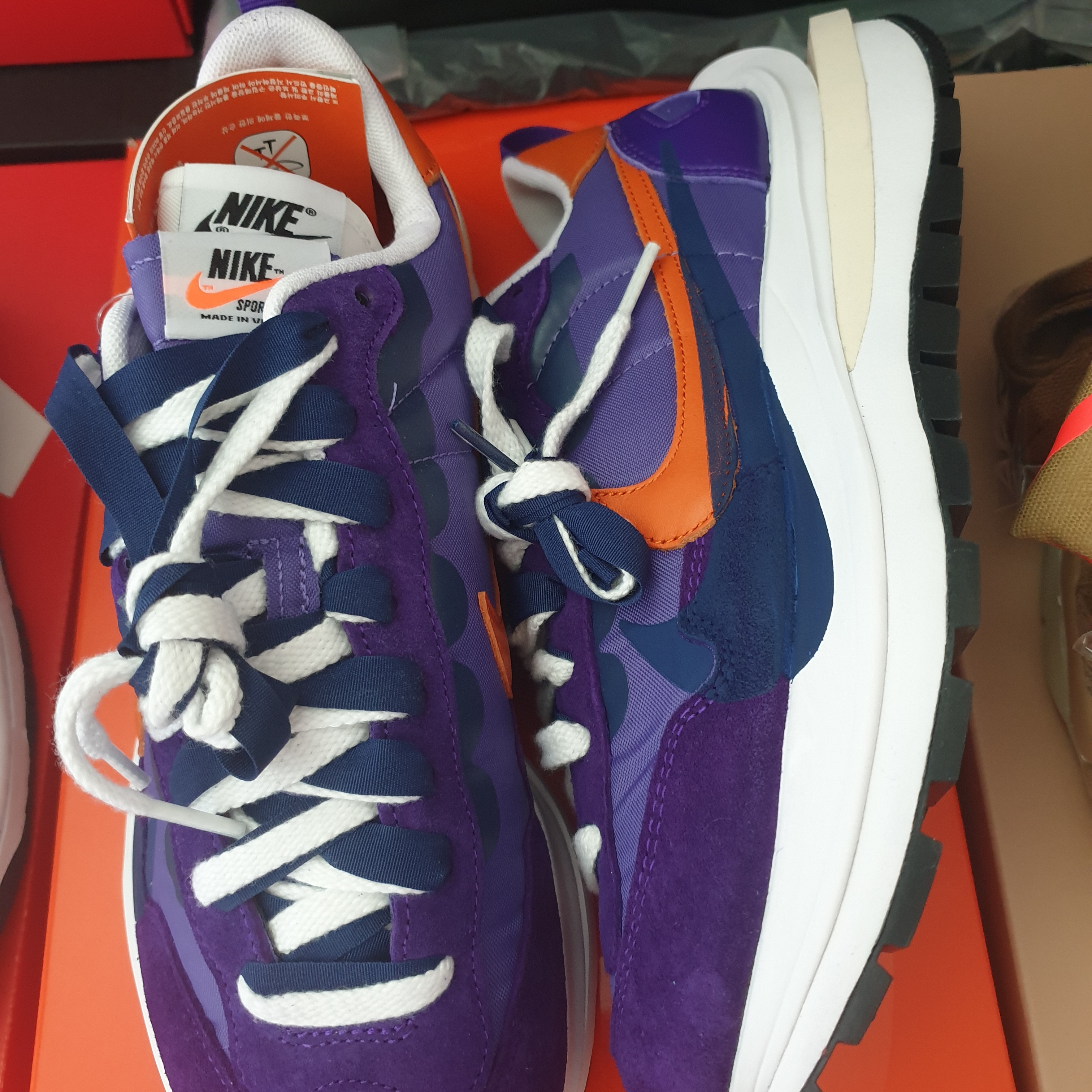 Nike x Sacai VaporWaffle Dark Iris 착용 스타일