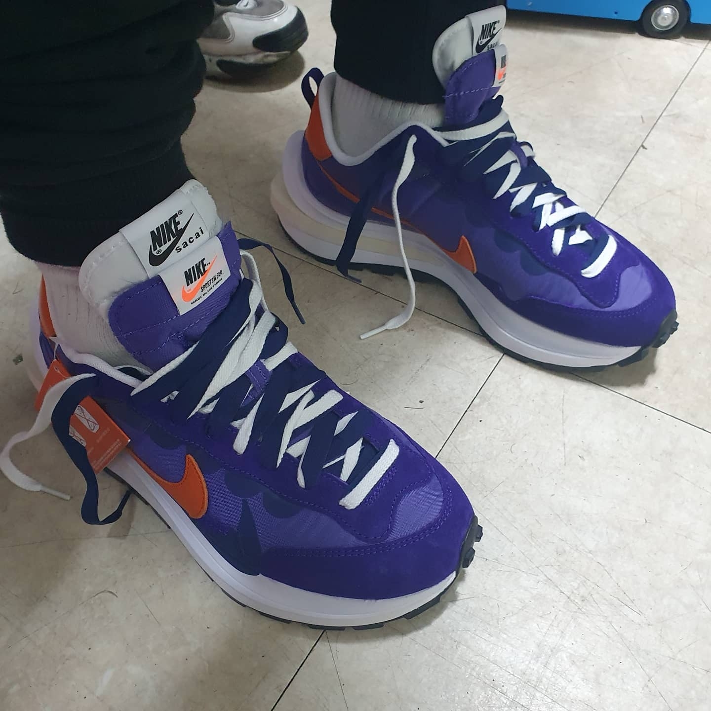 Nike x Sacai VaporWaffle Dark Iris 착용 스타일