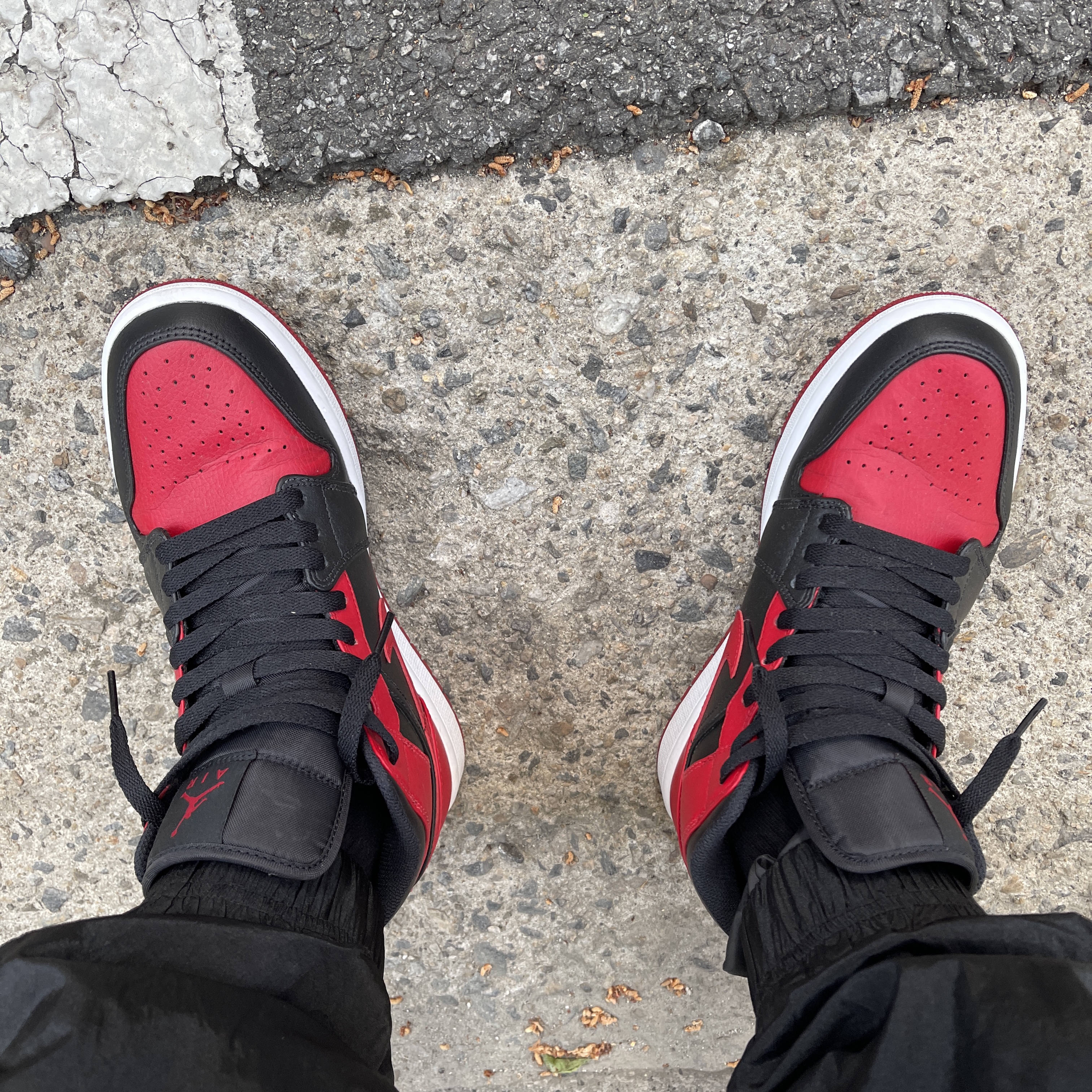 Jordan 1 Mid Bred Banned 2020, (W) Jordan 1 Retro High Satin Red 착용 스타일 - 1