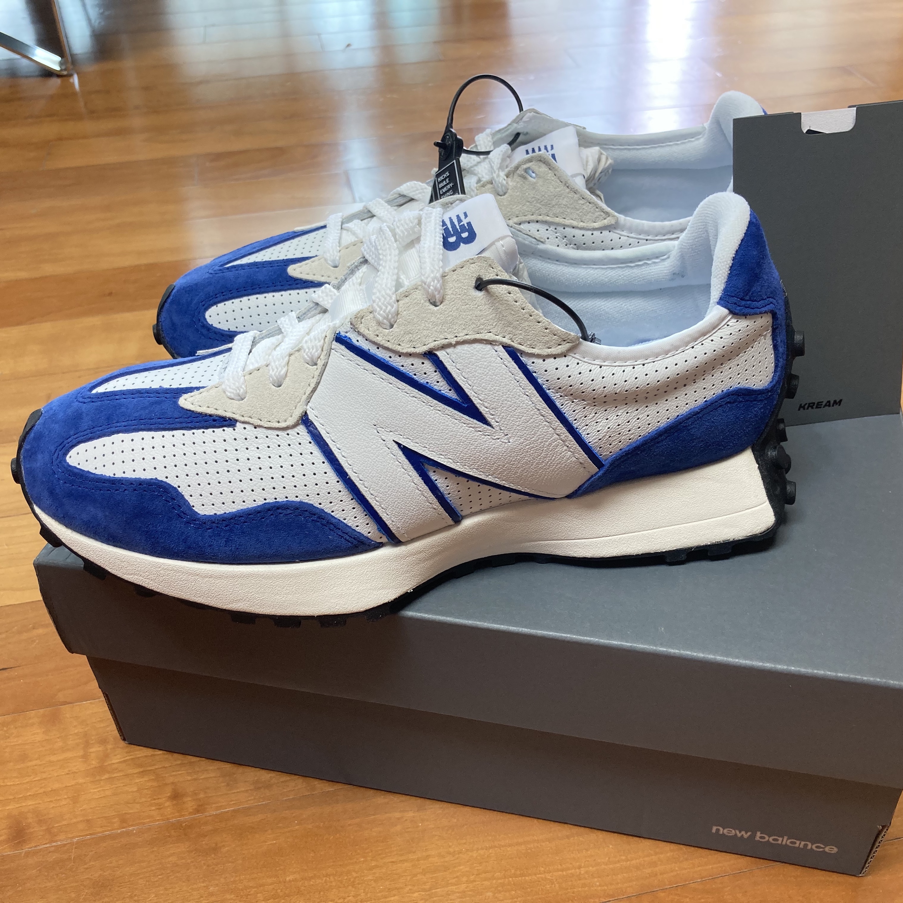 New Balance 327 Primary Pack Blue 착용 스타일