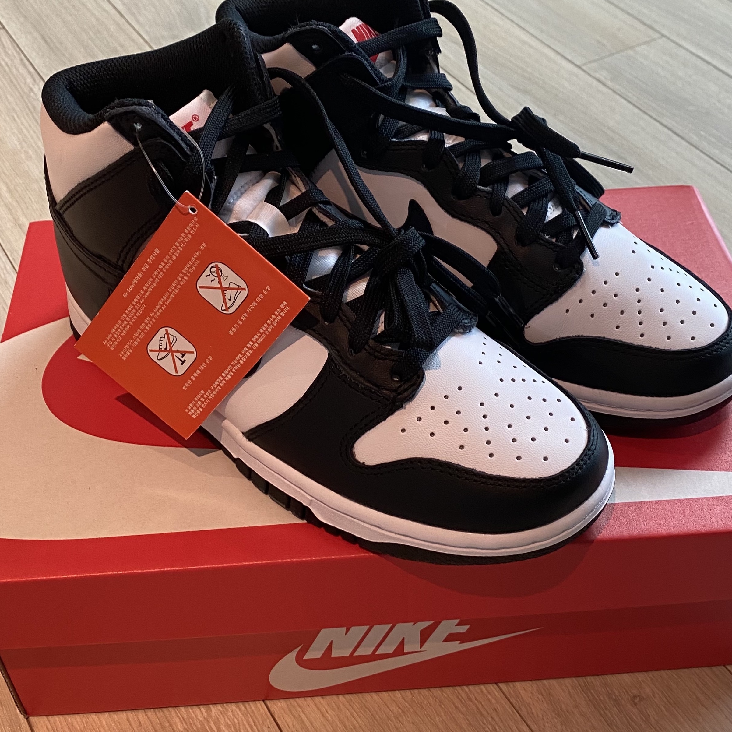 (W) Nike Dunk High Black and White 착용 스타일 - 4