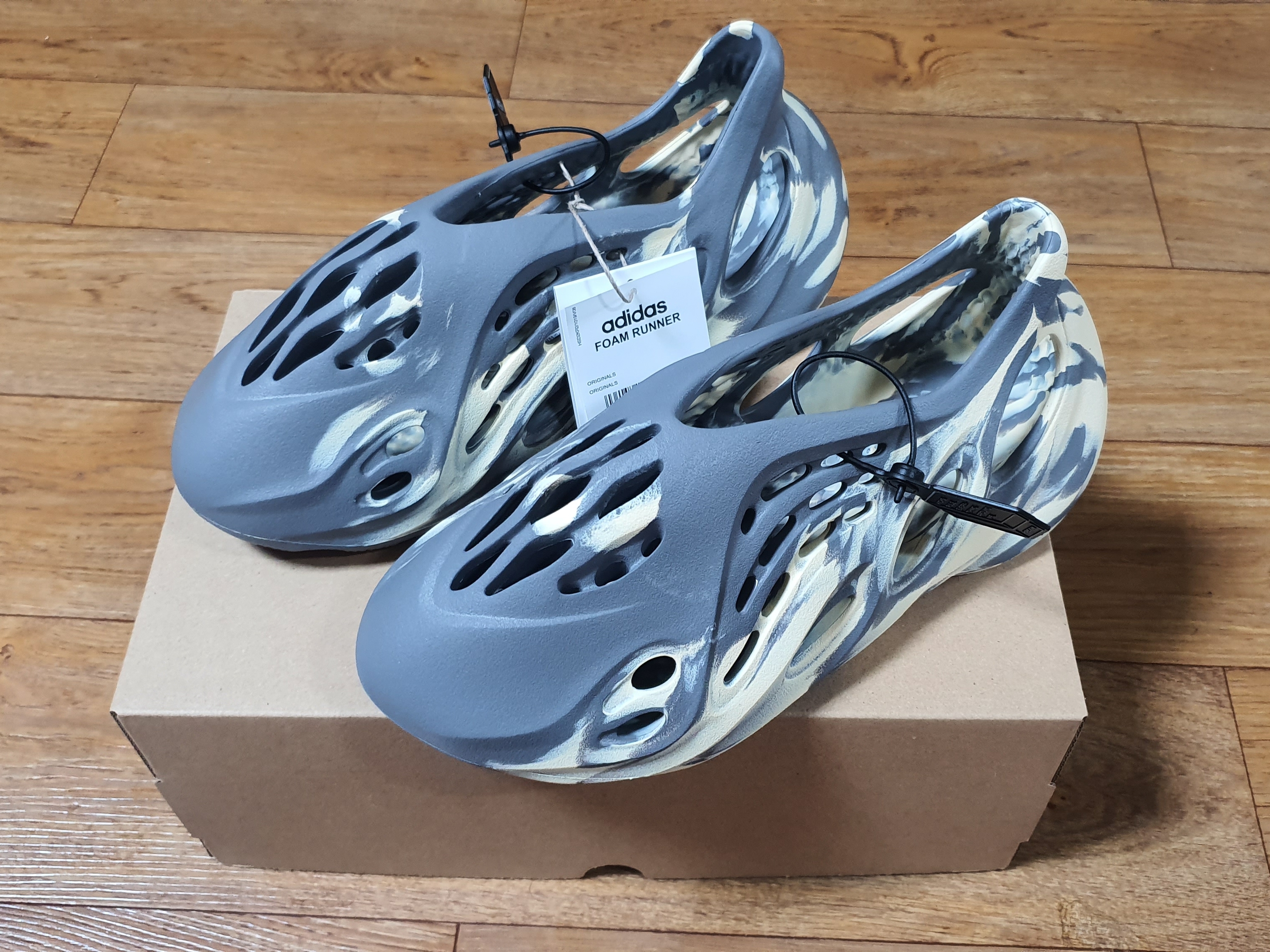Adidas Yeezy Foam RNNR MXT Moon Gray 착용 스타일