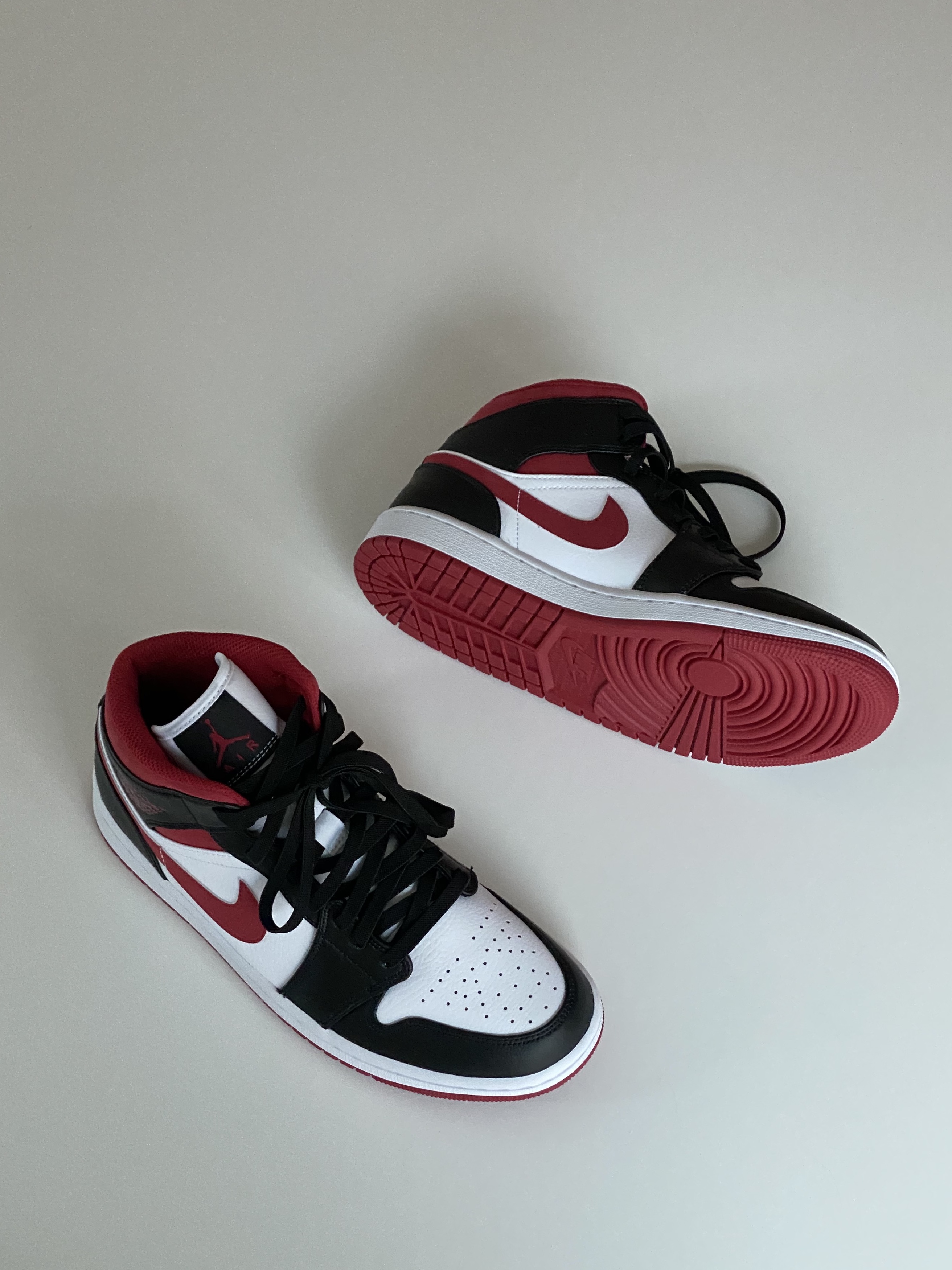 Jordan 1 Mid Gym Red Black White 착용 스타일 - 2