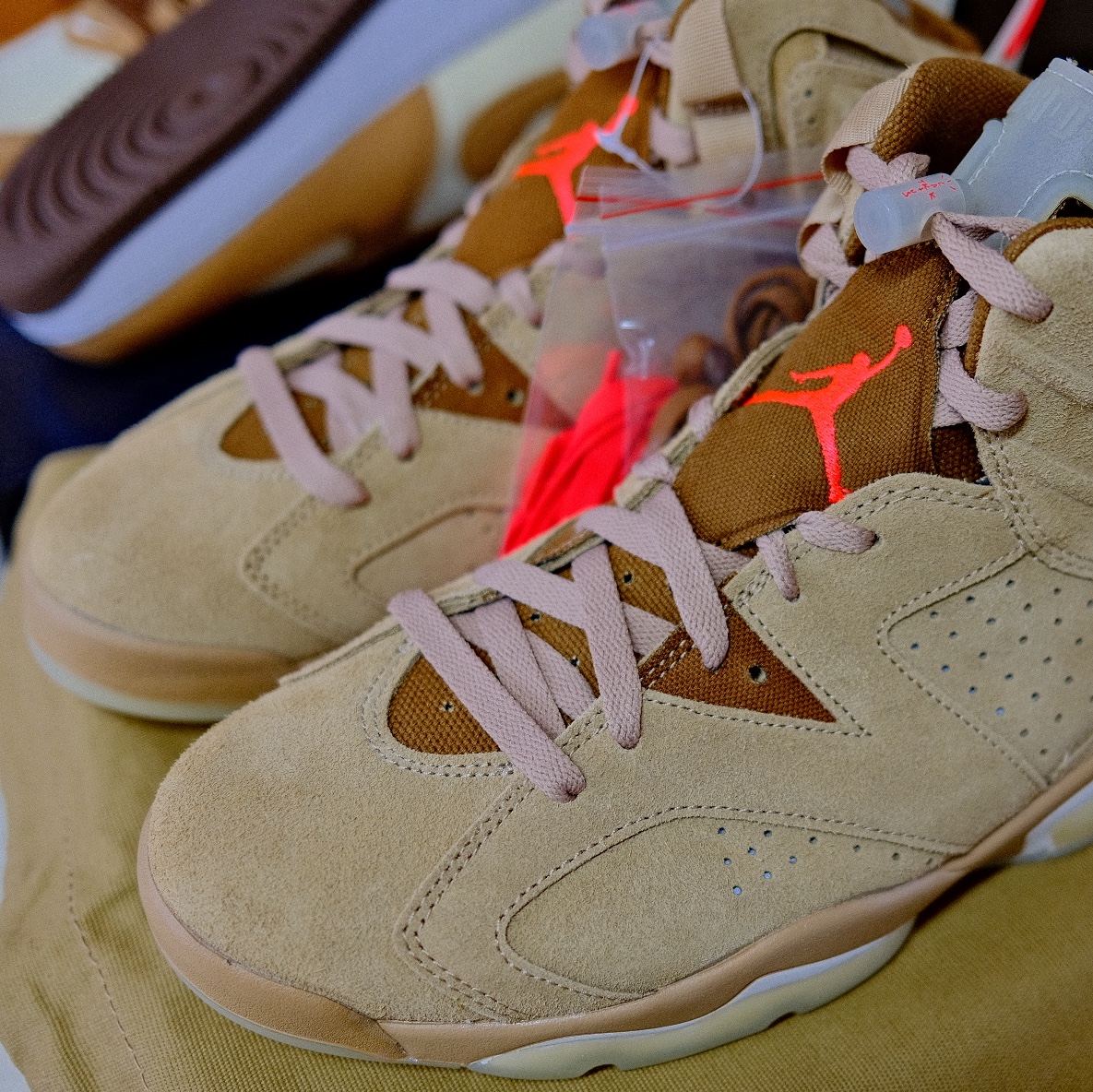 Nike Air Force 1 '07 LV8 Timeless Classic, Jordan 6 x Travis Scott Retro SP British Khaki 착용 스타일 - 5