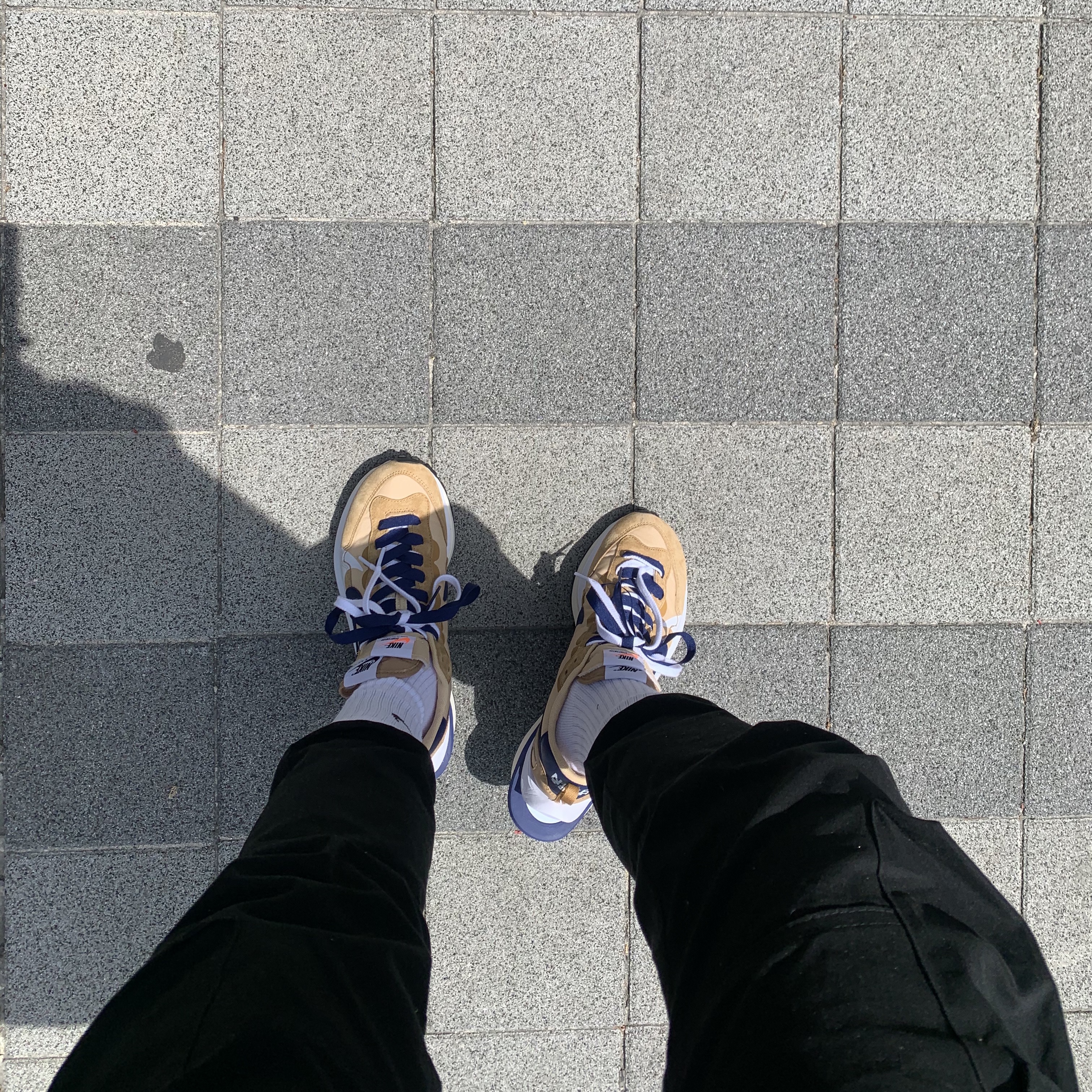 Nike x Sacai VaporWaffle Sesame and Blue Void 착용 스타일