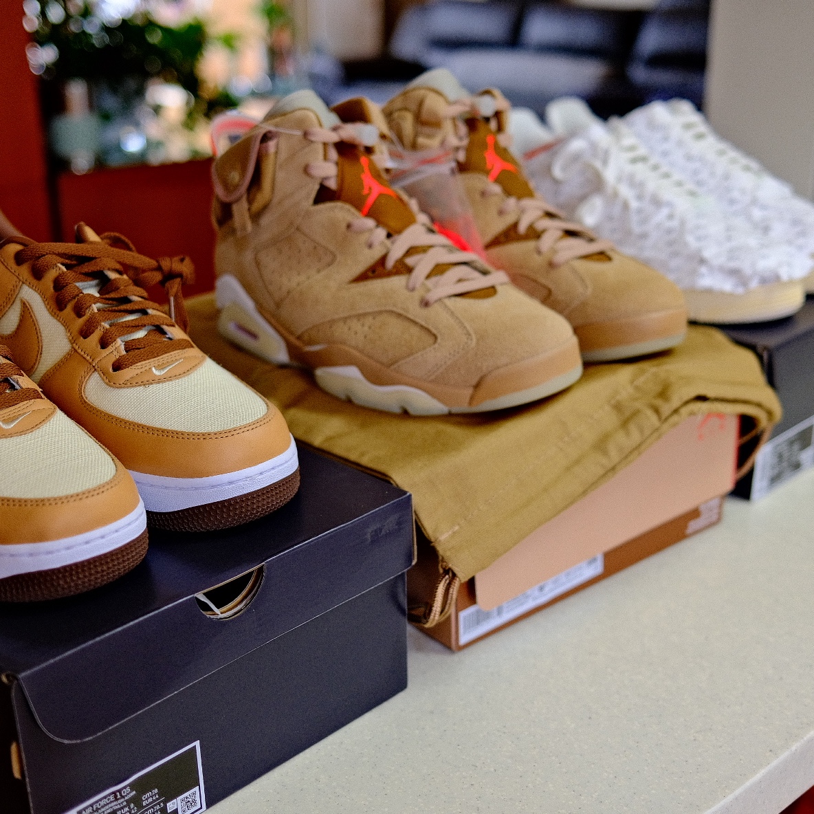 Nike Air Force 1 '07 LV8 Timeless Classic, Jordan 6 x Travis Scott Retro SP British Khaki 착용 스타일 - 1