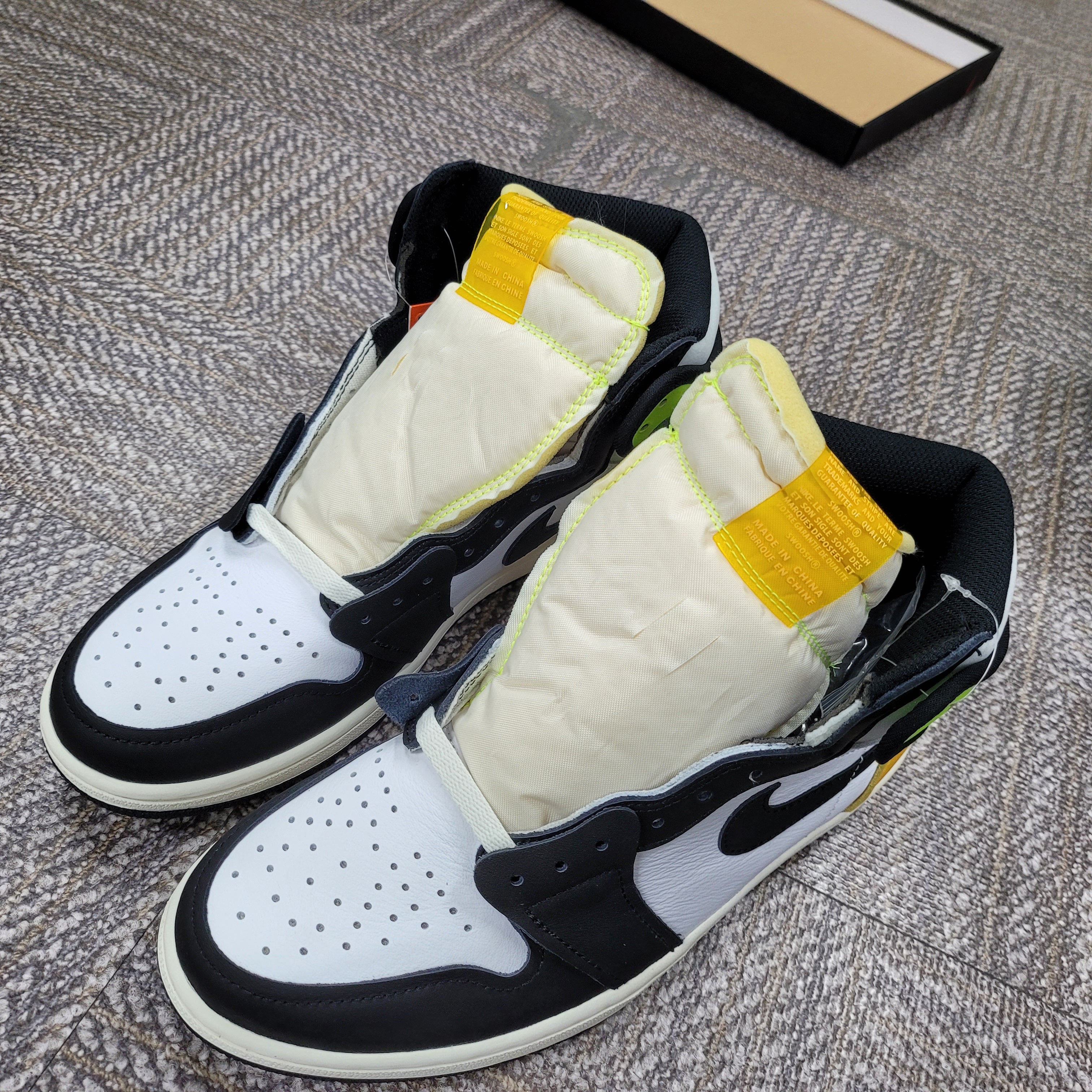 Jordan 1 Retro High OG Volt Gold 착용 스타일 - 2