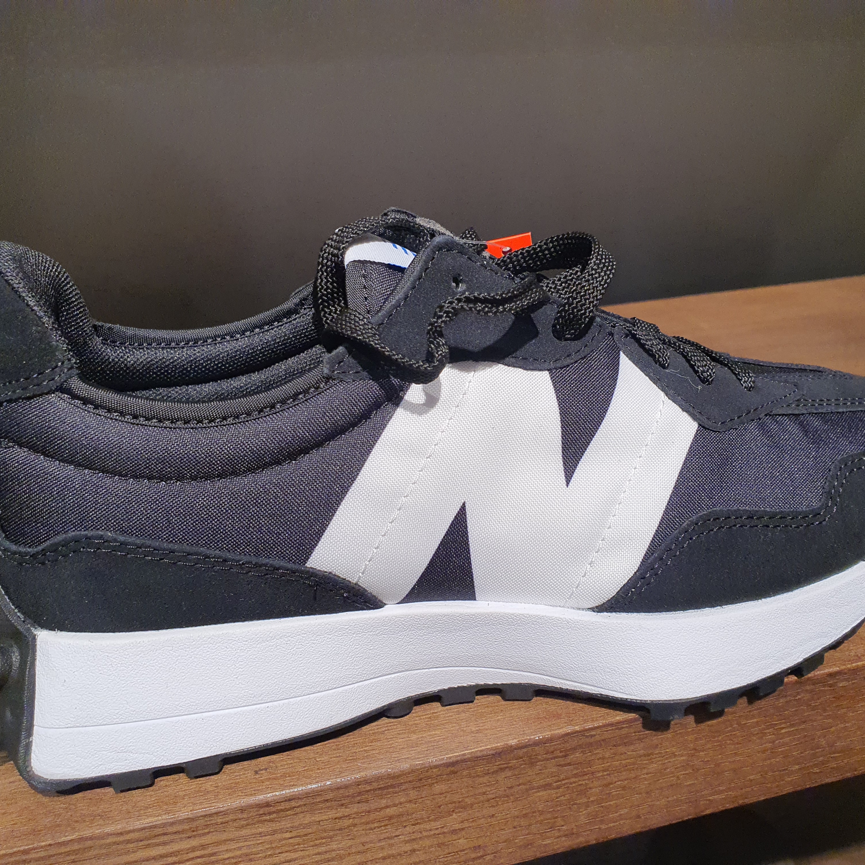 New Balance 327 Black, New Balance 327 White Black 착용 스타일 - 1