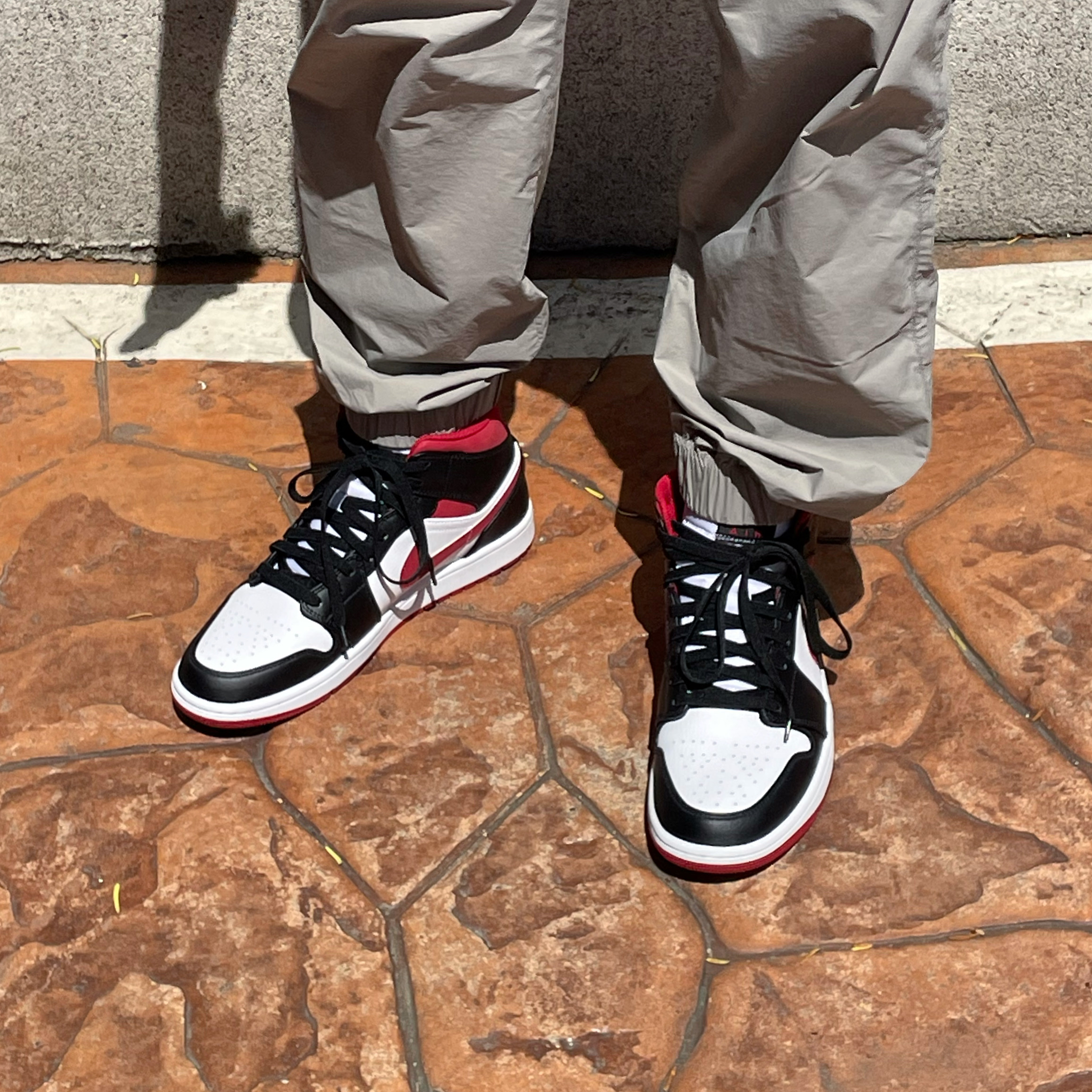 Jordan 1 Mid Gym Red Black White 착용 스타일 - 2
