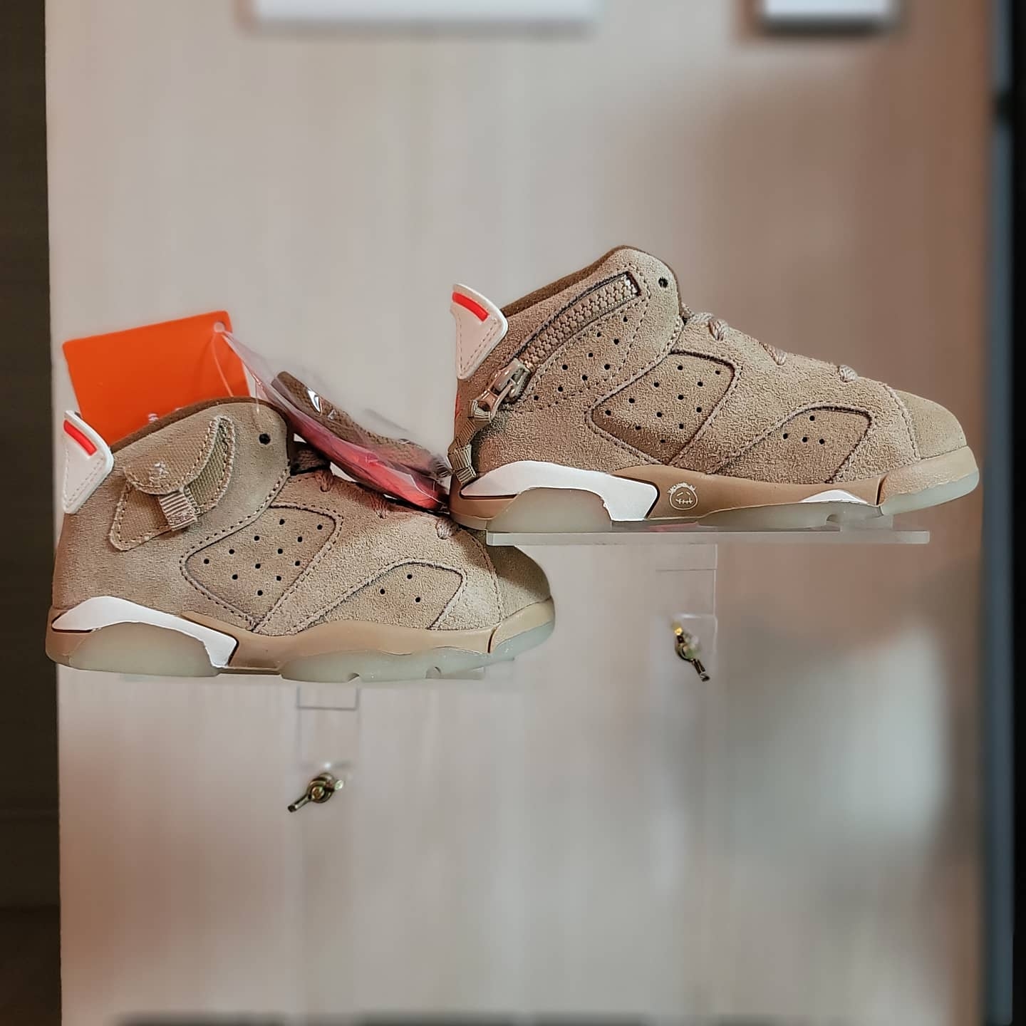 (TD) Jordan 6 x Travis Scott Retro SP British Khaki 착용 스타일 - 1