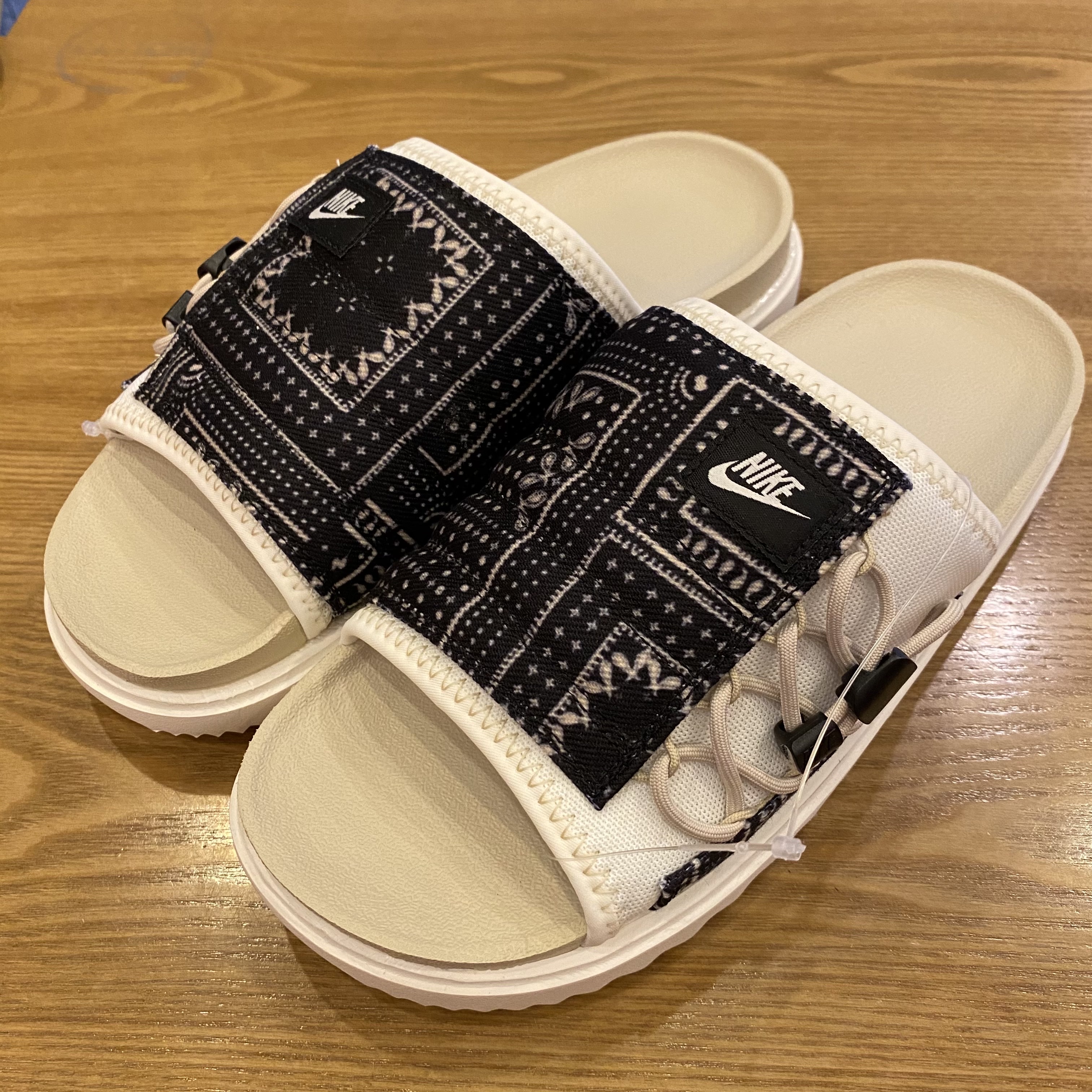 Nike Asuna Slide Pale Ivory Rattan 착용 스타일