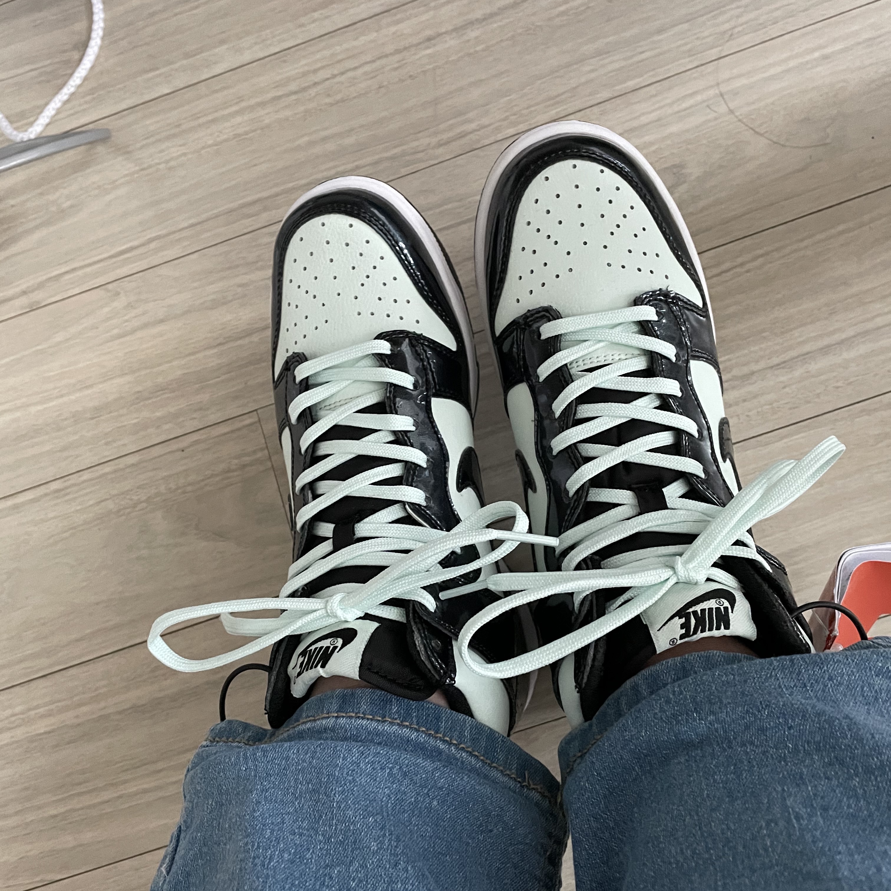 (GS) Nike Dunk High Barely Green 착용 스타일 - 1