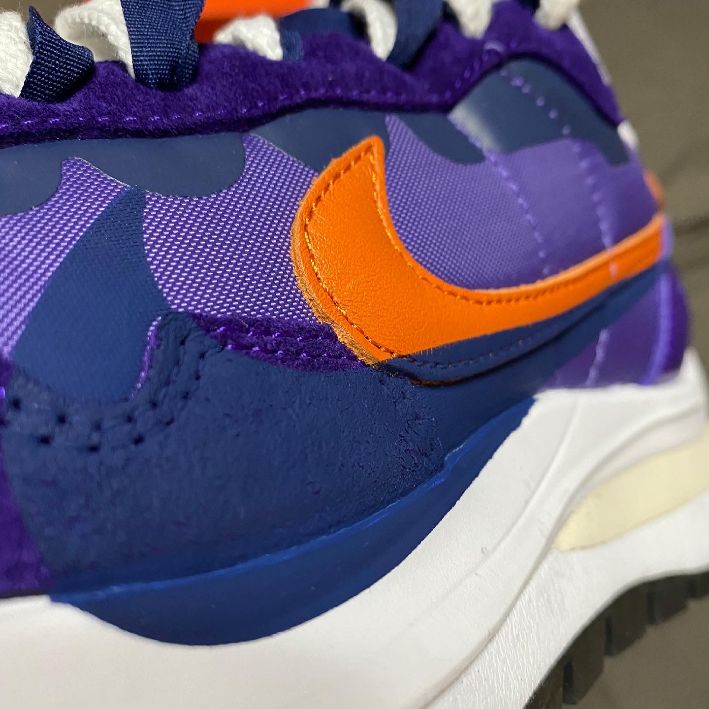 Nike x Sacai VaporWaffle Dark Iris 착용 스타일 - 2