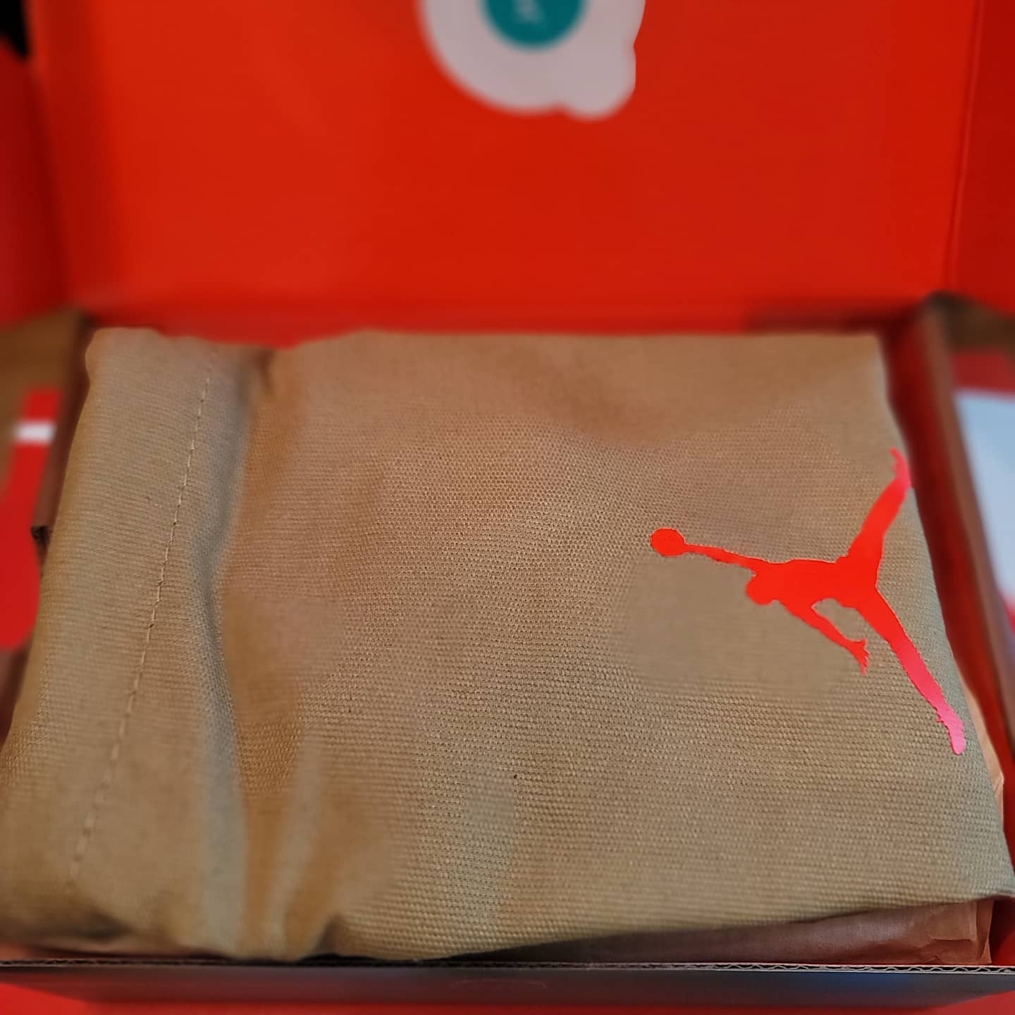 (TD) Jordan 6 x Travis Scott Retro SP British Khaki 착용 스타일 - 4