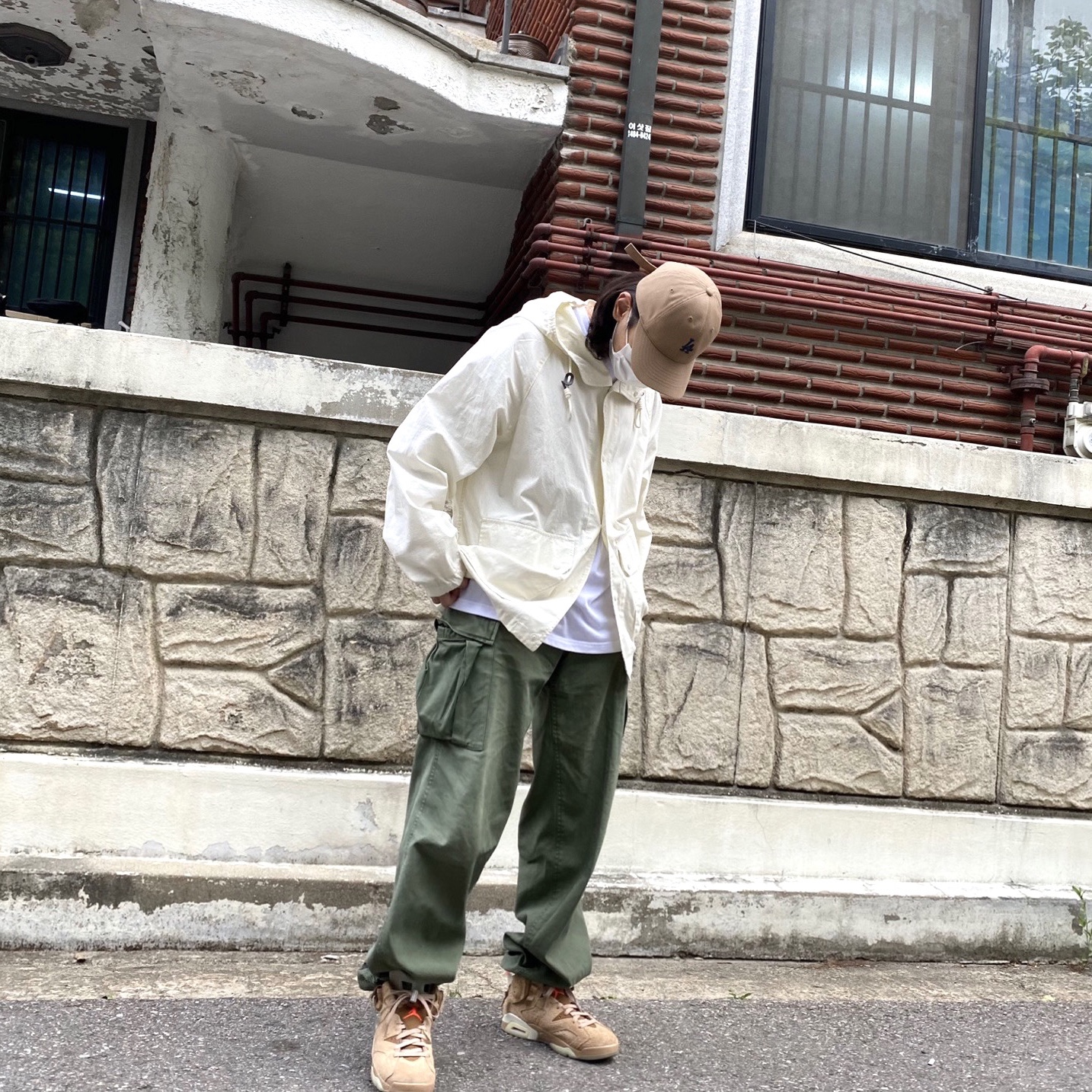 Jordan 6 x Travis Scott Retro SP British Khaki 착용 스타일 - 3