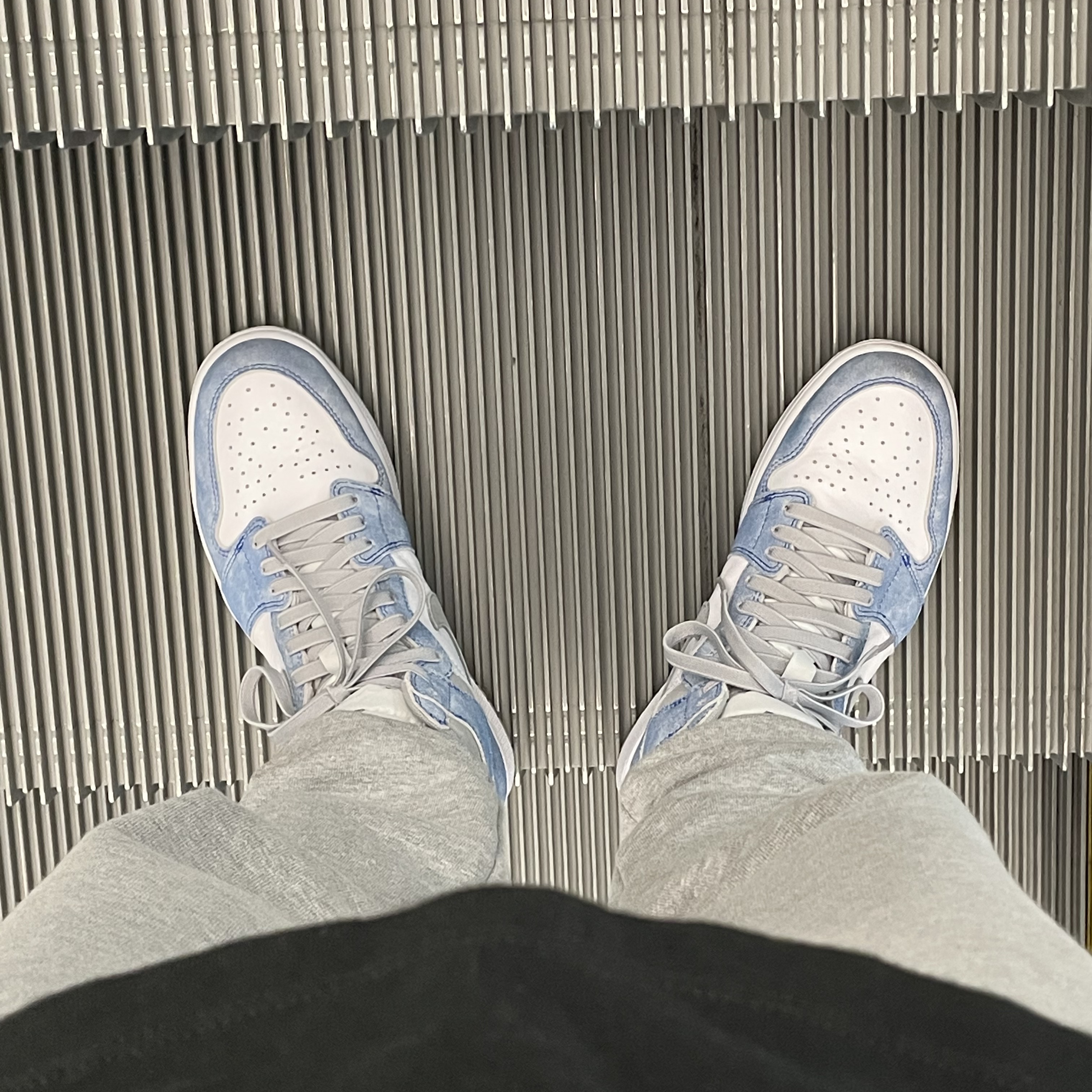 Jordan 1 Retro High OG Hyper Royal 착용 스타일 - 1