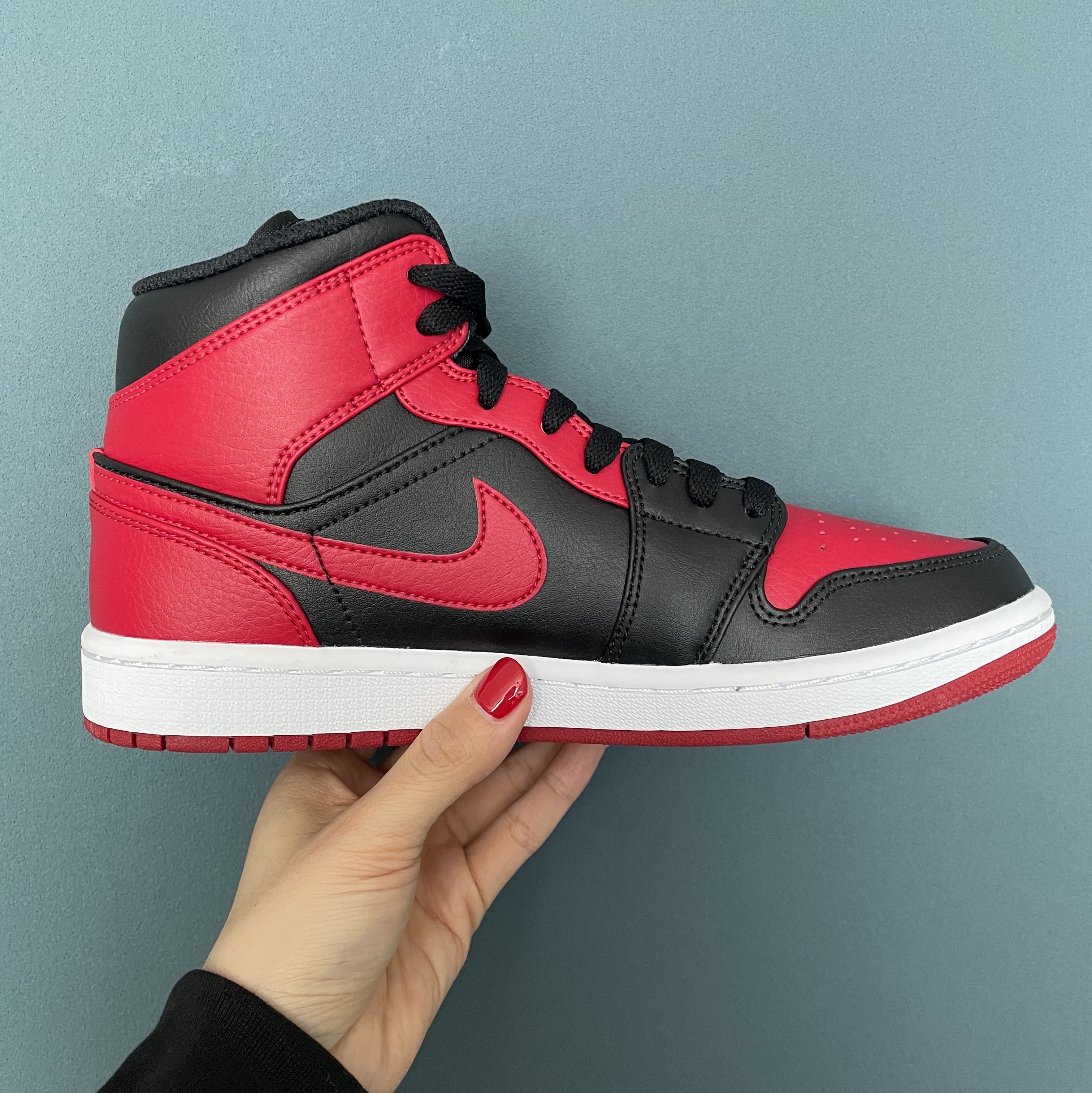 Jordan 1 Mid Bred Banned 2020 착용 스타일 - 1