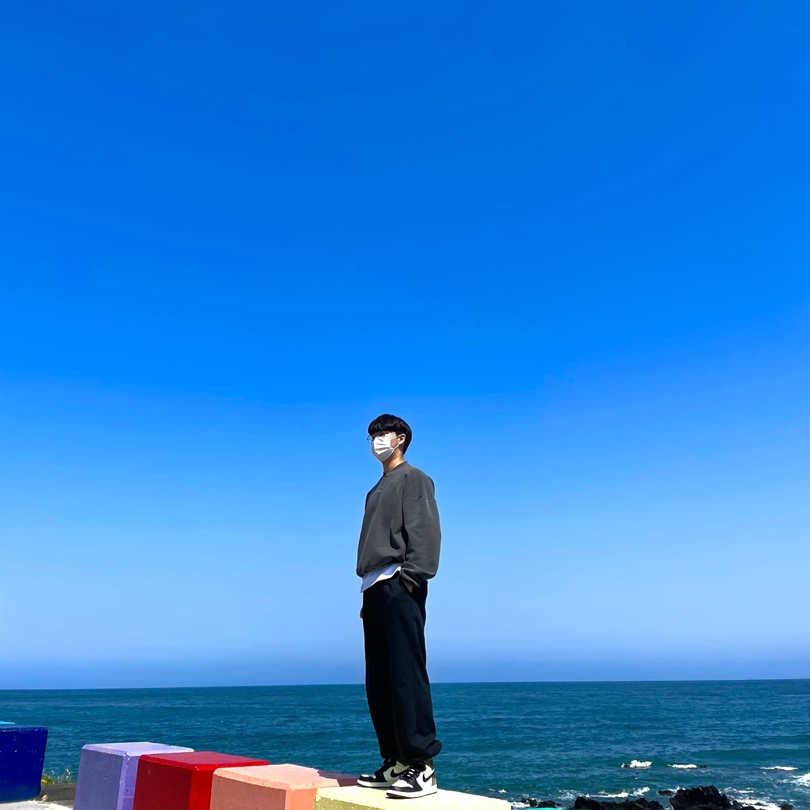 IAB Studio Pigment Crewneck Black, Jordan 1 Retro High OG Black Mocha 착용 스타일 - 1