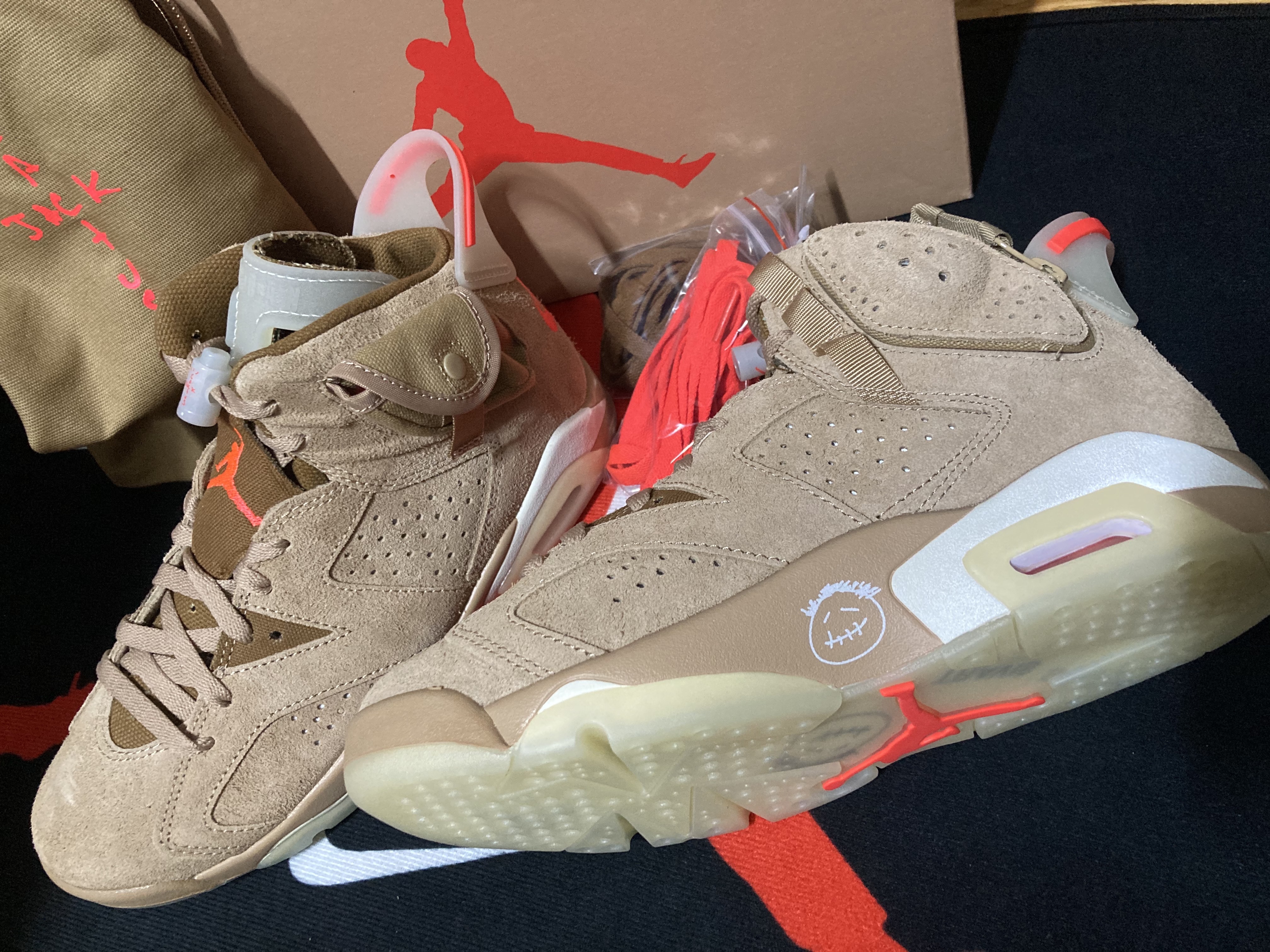 Jordan 6 x Travis Scott Retro SP British Khaki 착용 스타일 - 1