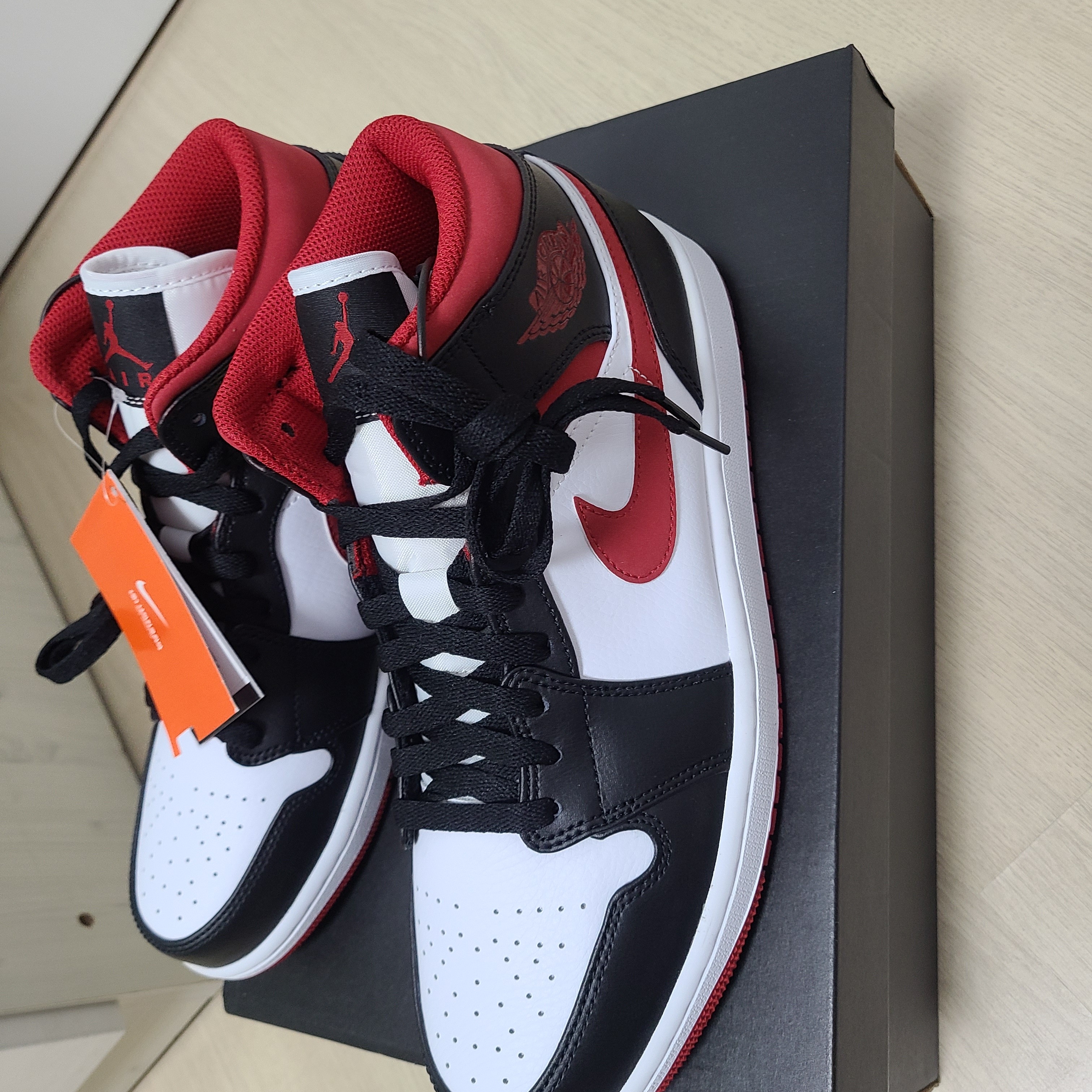 Jordan 1 Mid Gym Red Black White 착용 스타일 - 2