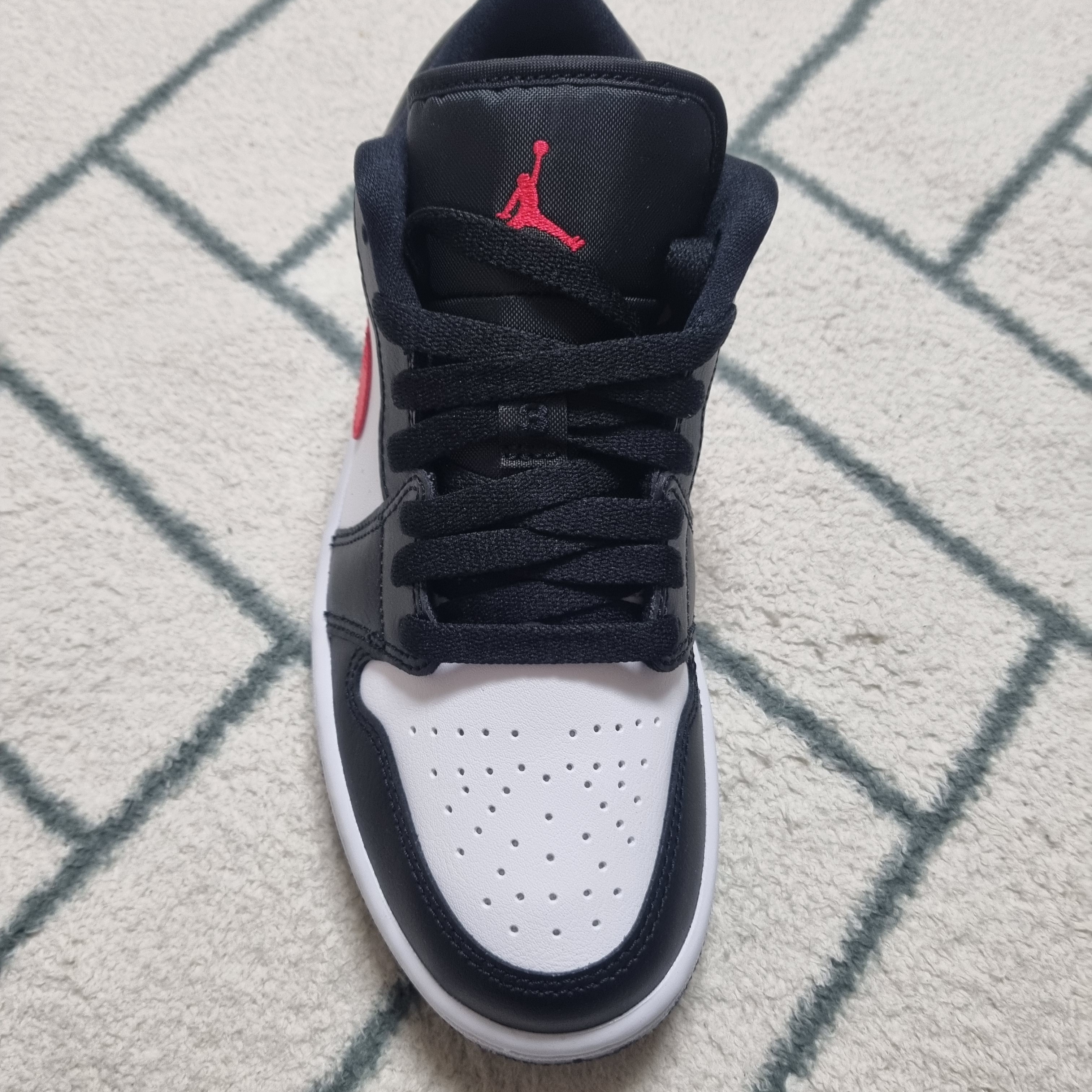 (W) Jordan 1 Low Black Siren Red 착용 스타일 - 1