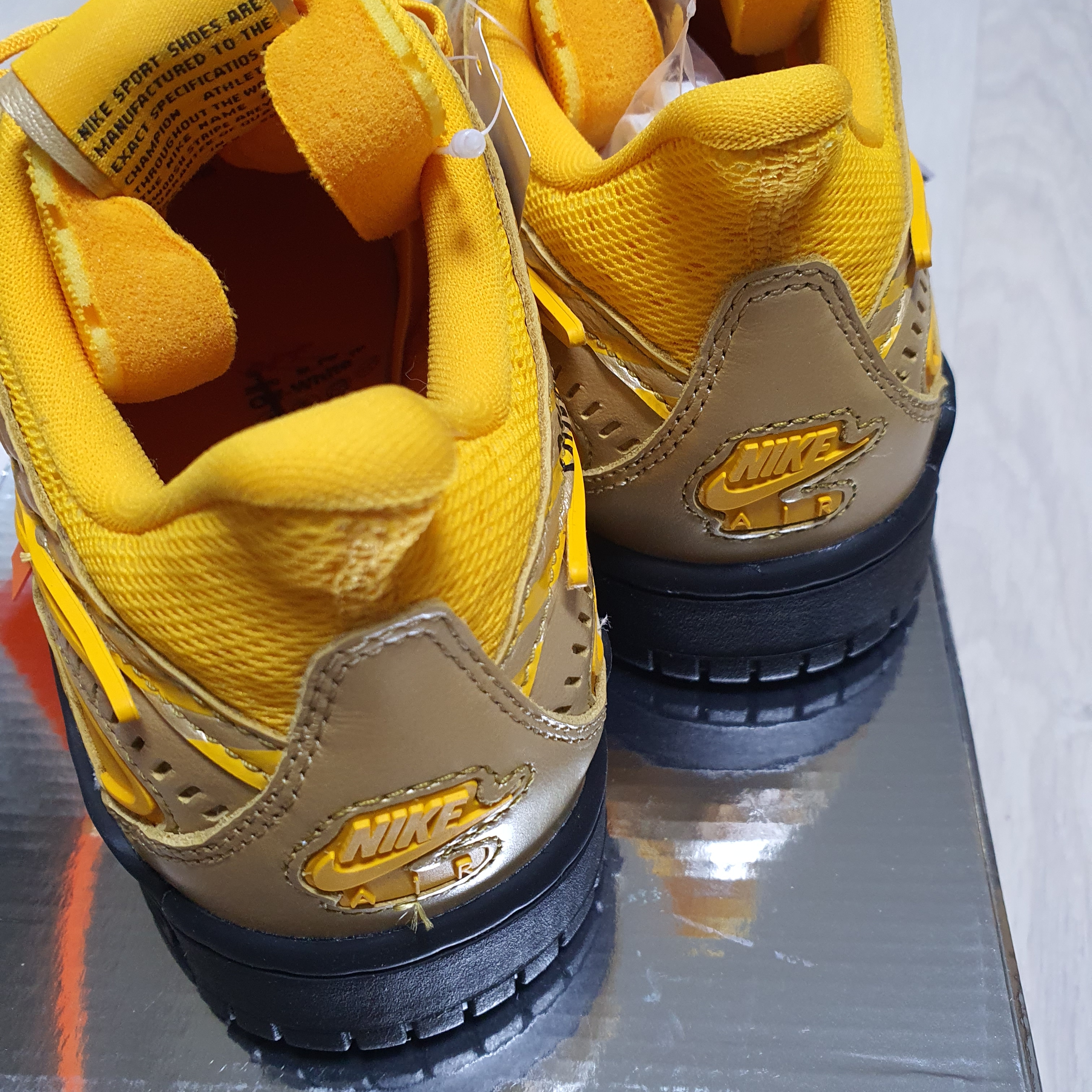 Nike x Off-White Air Rubber Dunk University Gold 착용 스타일 - 4